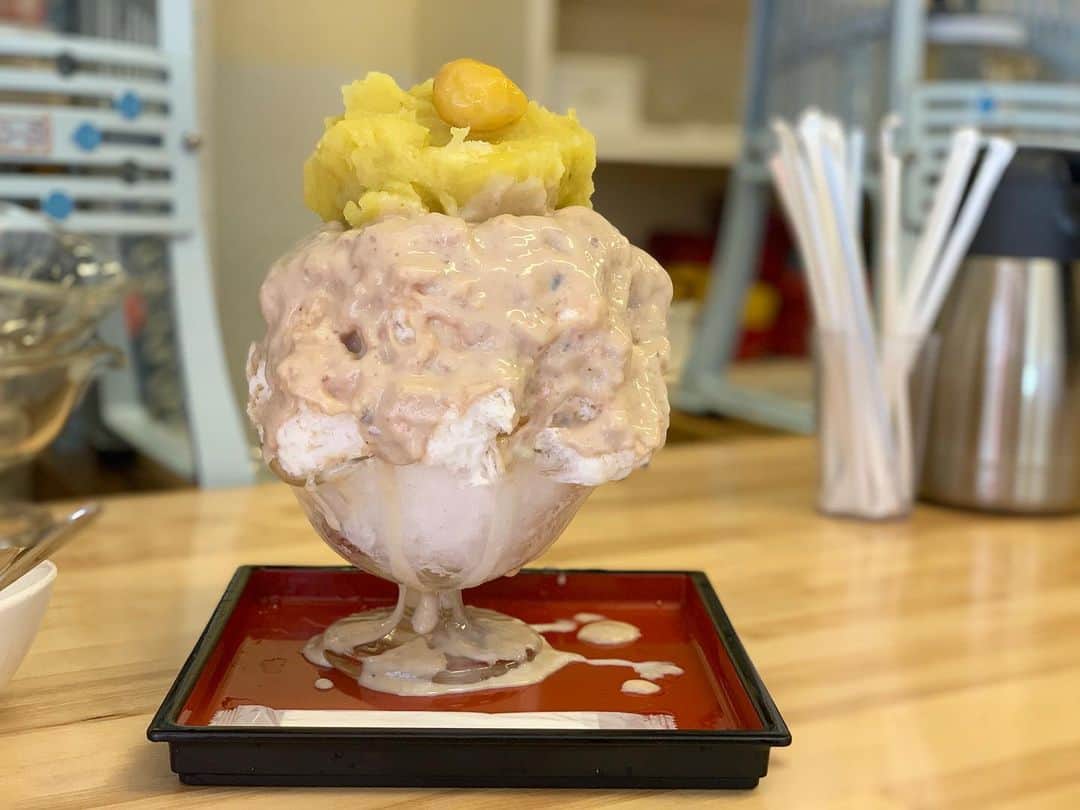 原田麻子さんのインスタグラム写真 - (原田麻子Instagram)「新栗三昧  くりきんとんがもりもり！ でも甘ったるくないから意外と食べられた笑 美味しいー  さらりとした栗シロップと、中にクリーム。 お目当てのだったから残ってて良かった…数少ないのね…  #かき氷#かき氷🍧#おやつ#ごはん#sweets#shaveice」1月14日 18時53分 - achakoko