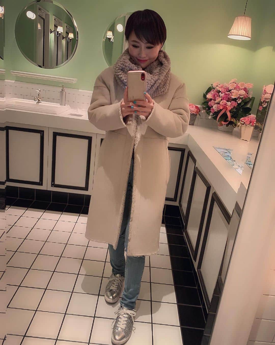 のインスタグラム：「リハーサル後のカフェ☕️ 古着で見つけたムートンコートも可愛いし💕カフェも落ち着く😊こういう時間は大切ですね✨ #リハーサル #カフェ #古着 #古着コーデ #ムートンコート」