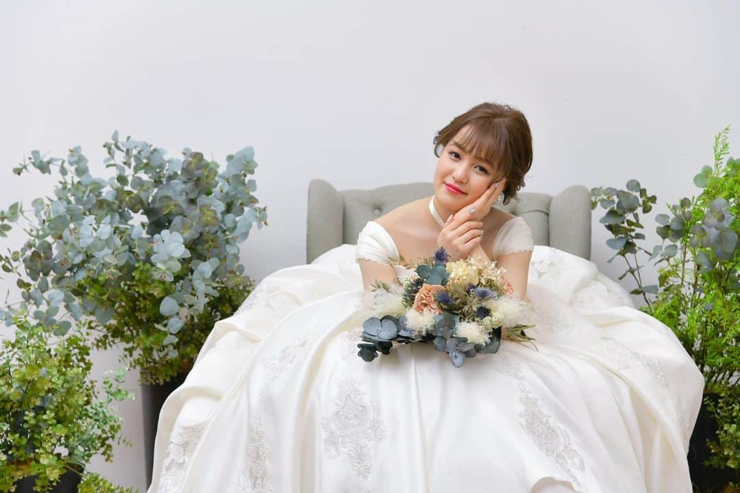 St.AQUA 東京の結婚式場 サンアクアチャペルのインスタグラム：「皆さん、こんばんは🌟  今日は新婦様がとびきり可愛くなれるプリンセス系ドレスをご紹介します‼︎  ドレスの雰囲気に合わせたアクセサリーにも注目です🙌🏻  #2021年婚 #2022年婚 #春婚 #夏婚 #秋婚 #冬婚  #前撮り #後撮り #写真のみ  #フォト #結婚式 #撮影 #ウェディング #キリスト教 #人前式 #神前式  #ドレス #プリンセス  #和装 #オリエンタル和装  #タキシード #紋付袴  #ベイサイド #レインボーブリッジ  #東京 #港区 #竹芝 #お台場 #幸せのお手伝い #サンアクアチャペル」