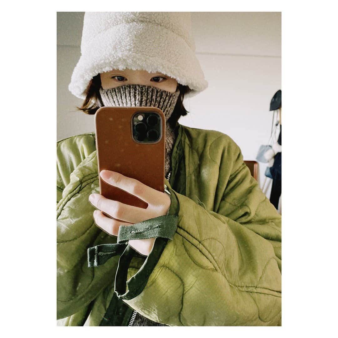 野尻美穂のインスタグラム：「メイクしてない時は特に便利。 子供服と合わせてふらっとポチったZARA。 タートル被りすぎました🧏🏻‍♀️ 昨日の宣言によりコートも着用☺️ 私は服に合わせてウエスト絞ったりしてるよ☺️ #なんなら寝癖もそのまま」