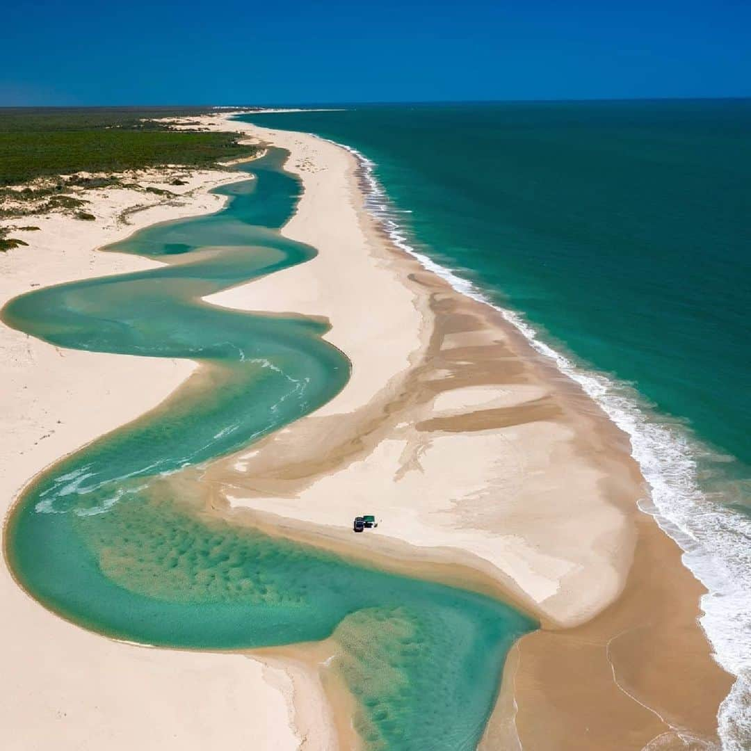 Australiaさんのインスタグラム写真 - (AustraliaInstagram)「Looking for an off-road adventure? 😍 @yawuru.wanderer took this snap on a #4WD cruise along the coastline north of #Broome in @australiasnorthwest. A great way to see #TheKimberleyAustralia region, there's an abundance of 4WD adventures to choose from in this picturesque part of @westernaustralia. @instyleadventures offer luxury 4WD tours, @charternorth run private and small group tours of the rugged area, and @kimberleyoffroadtours host 9 and 12-day off-road itineraries through the remote landscape. Take your pick and add it to the bucket list! 👏 #seeaustralia #thisisWA #BroomeTime #MagicKimberley #EpicPilbara #holidayherethisyear」1月14日 19時00分 - australia