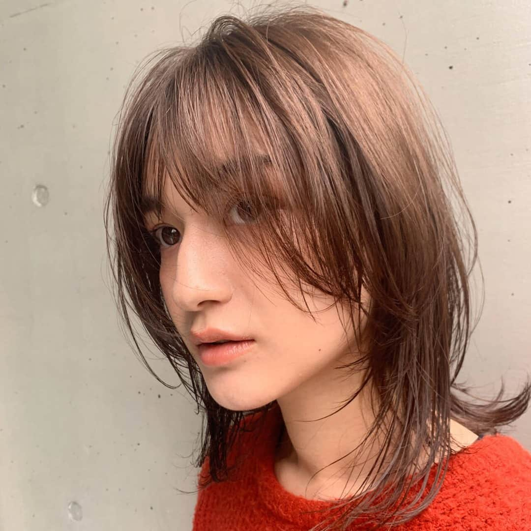 HAIRさんのインスタグラム写真 - (HAIRInstagram)「「ウルフカットはフェミニンもナチュラルも表現できる！😎💕」 HAIR掲載スタイリスト： 井上 彩（ ＠inoaya56_luxe ） . -----------------------------------------------------------  Follow me👉🏽 @hair.cm  HAIR webサイトは「HAIR（ヘアー）」で検索！✨  -----------------------------------------------------------  HAIRは、お客様の『なりたいを叶えるスタイリスト』が集まるサイトです。  日々スタイリストの方々の素敵なヘアスタイルを掲載しています。  投稿スナップ数約40万の中から、気に入ったスタイルを見つけませんか？  HAIRを通じてサロンに予約もできますよ！💕  ----------------------------------------------------------- . . #ベージュ #シースルーバング #ウルフカット #大人可愛い #マッシュウルフ #髮型 #髮型屋 #髮型設計 #发型 #短髮 #日系髮型 #女生髮型 #女生短髮 #염색 #헤어 #단발 #bob #복구펌 #짧은머리 #숏컷」1月14日 19時00分 - hair.cm