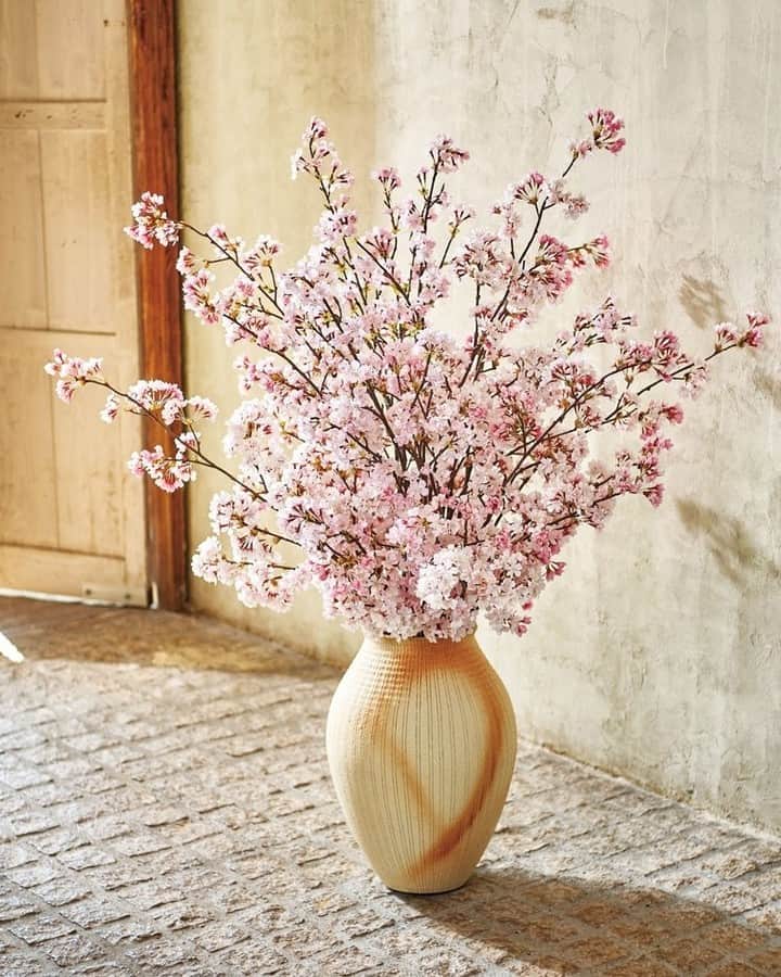東京堂アーティフィシャルフラワーMAGIQさんのインスタグラム写真 - (東京堂アーティフィシャルフラワーMAGIQInstagram)「・ 【アーティフィシャルフラワーで季節を迎える】 ・ 『桜をめでる』 日本の春を象徴する桜。 たわわに咲きほころぶ、そのたおやかな佇まいに ひととき、気持ちは華やぎ またひととき、心癒されます。 思い思いの演出で、今年の桜をめでましょう🌸 ・ FM396　ときわ桜 満開 FM7071　薄紅の桜 大枝 FM7072　薄紅の桜 中枝 YK902021　緋線卯楽花壺 GS36215　ブラべロングポットM ・ 【スプリングギフト🎁フォトコンテスト】開催中！ 期間:2021年1月12日(火)〜1月31日(日) 入賞→ ６名 発表→ 2月8日(月) 、9日（火） ・ ●テーマ 【花ギフト】の写真を投稿してください。 ・ 応募は簡単！ 以下参加方法にて、どなたでも参加OKです。 ◎参加方法 ① @magiq.jp をフォロー ② #magiqスプリングギフト2021 をタグ付けて投稿して下さい！ ・ 皆さまのご参加をお待ちしております！！ ・ #MAGIQ #MAGIQのある暮らし #TOKYODO #東京堂 #アーティフィシャルフラワー #アーティフィシャル #アートフラワー #造花  #フェイクフラワー  #フェイクグリーン #花 #花のある暮らし #花のある生活 #花好きな人と繋がりたい #花を飾る  #フラワーデザイン #フラワーアレンジメント #フラワーアレンジ #アレンジメント #artificial #artificialflower #flowerofinstagram #flowersoninstagram #花藝 #꽃스타그램 #조화 #桜 #サクラ #春」1月14日 19時00分 - magiq.jp