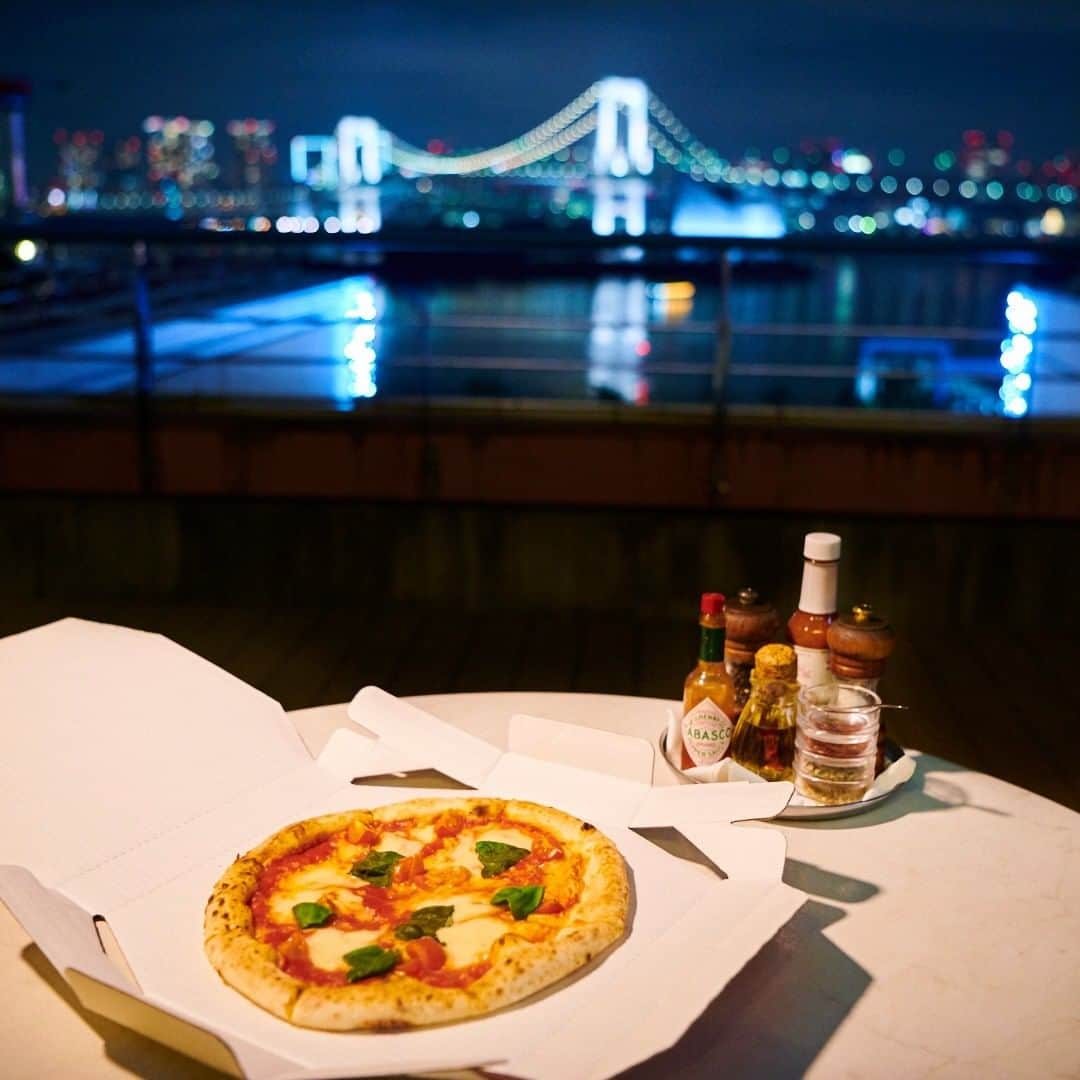 アクアシティお台場/AQUA CiTY ODAIBAさんのインスタグラム写真 - (アクアシティお台場/AQUA CiTY ODAIBAInstagram)「・ 【おすすめテイクアウトメニュー】 ・ トマトとチーズの組み合わせが相性抜群のマルゲリータ。自家製の生地を石釜で焼き上げた、こだわりのピッツァをご自宅でご堪能ください。 ・ TO THE HERBS（6F） ・ アクアシティお台場 @aquacity_odaiba_official ・ #アクアシティお台場 #totheherbs #イタリアン #ピザパスタ専門店 #マルゲリータ #ピザ #テイクアウトOK #テイクアウトメニュー #グルメ #東京グルメ #foodstagram #飯テログラム #お台場デート #ランチ #ディナー #おうち時間 #お家時間 #おうちご飯 #レインボーブリッジ #rainbowbridge #aquacityodaiba #お台場 #アクアシティ #東京リゾー島 #odaiba #aquacity #台場 #daiba #tokyo #japan」1月14日 19時00分 - aquacity_odaiba_official