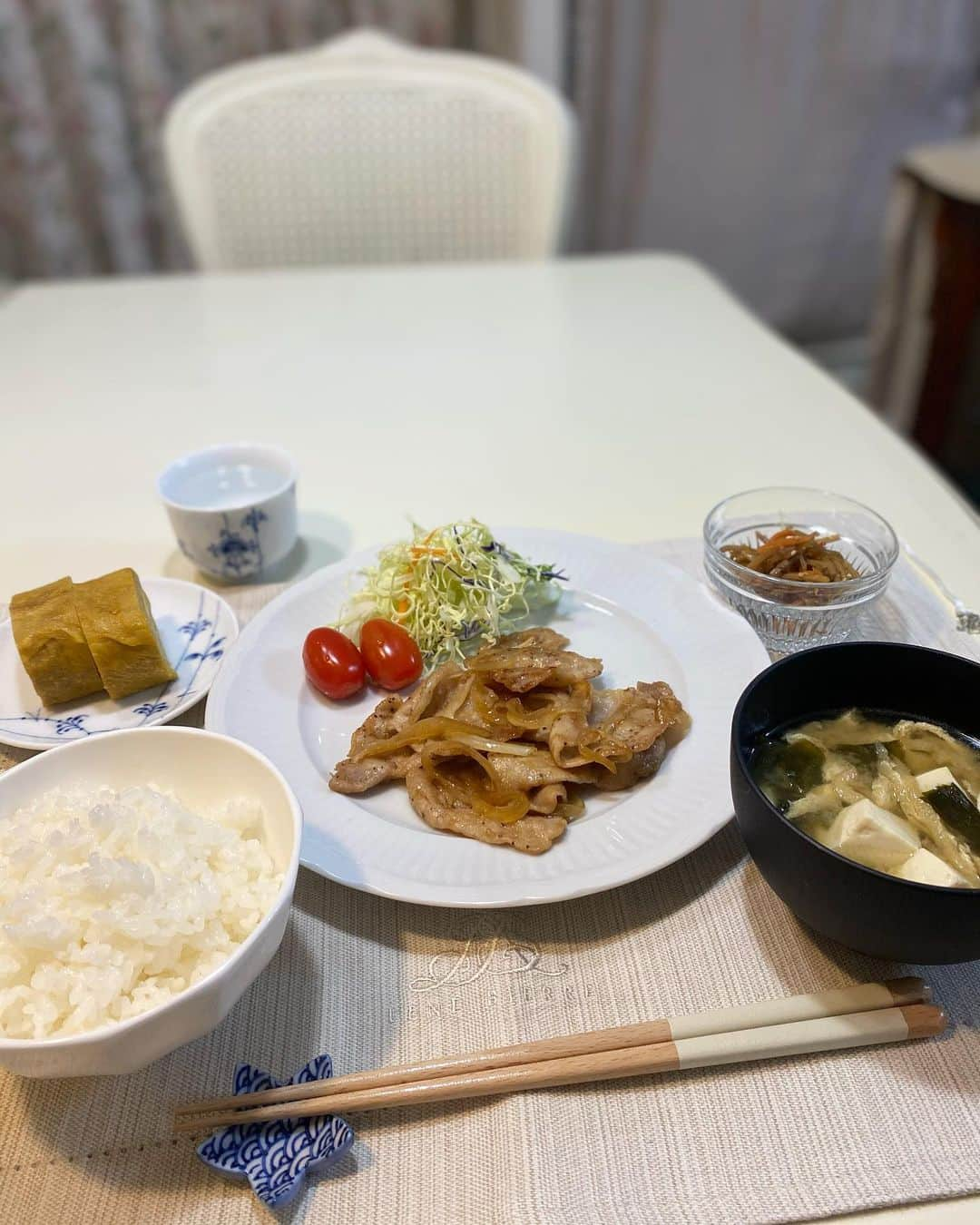 sachi♡さんのインスタグラム写真 - (sachi♡Instagram)「♡_  息子が冬休みの家庭科の宿題で作った晩ご飯🍽  「一汁三菜」の献立🍚  だいぶサポートしたけど😂  きび砂糖使ってるから厚焼き玉子の色が茶色寄り🥚🤎笑  レポートに「将来一人暮らしした時に…」って書いてあって 一人暮らしするつもりなのかな？🙄 #寂しいなぁ   いつもいいねありがとうございます♡  #おうちごはん#今日のごはん #晩ご飯 #息子ご飯 #グルメ好きな人と繋がりたい #ロイヤルコペンハーゲン #royalcopenhagen #インテリア #マイホーム #ホワイトインテリア #輸入住宅 #フレンチインテリア #雑貨  #おしゃれさんと繋がりたい #お洒落さんと繋がりたい #インテリアコーディネート」1月14日 19時00分 - nail_salon_felice04