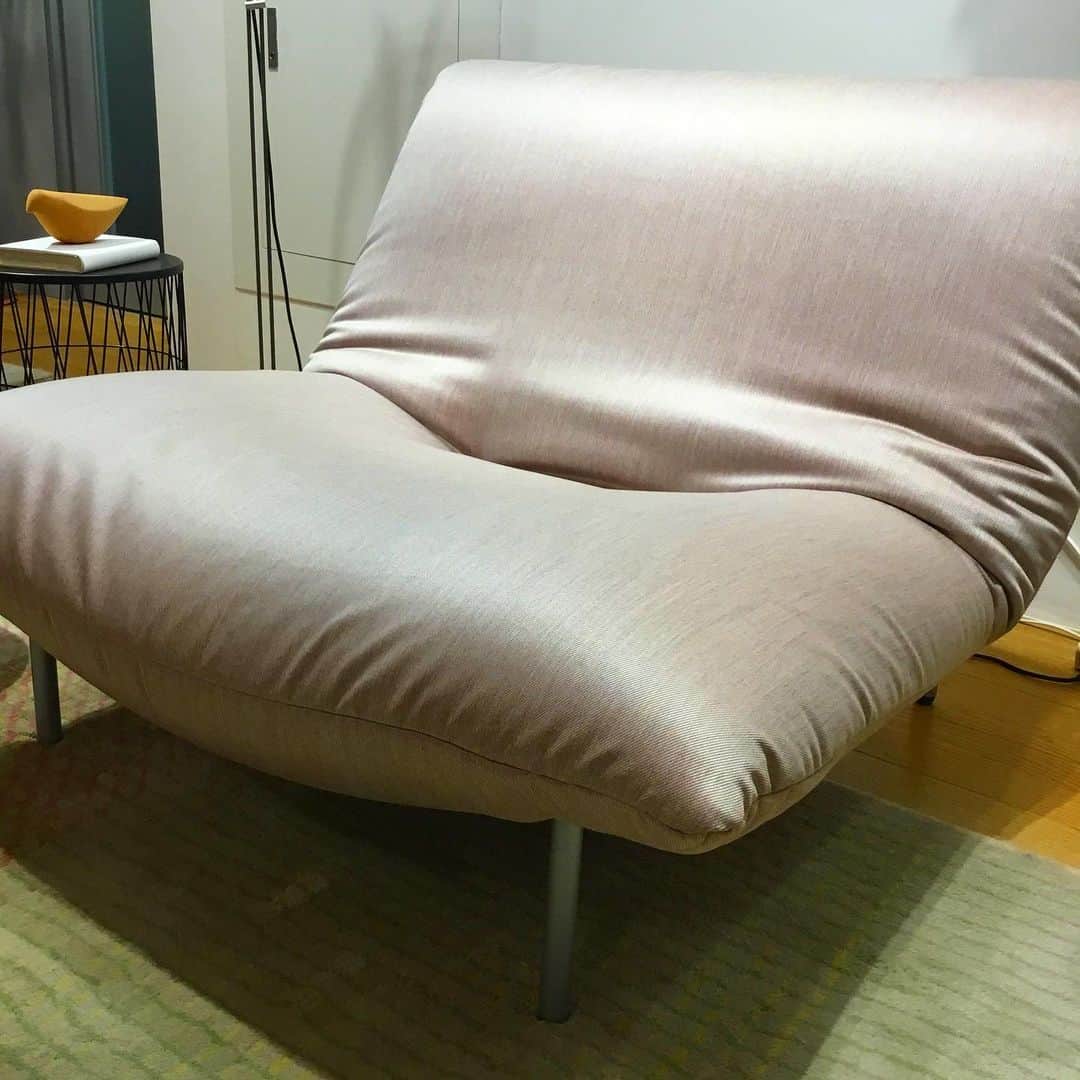ligne roset shopさんのインスタグラム写真 - (ligne roset shopInstagram)「こちらはリラックス度の高いロゼカランソファ✨ リクライニングで〝ゆったり時間〟を一人占め出来ちゃいますよ✨  生地は人気のagora新シリーズ【TWITTEL】 光沢感もあってほんのりpinkです✨  カランはいろんなタイプがありますが、こちらの張り込みは何と言ってもデザインがとても美しいです！  ぜひあなただけのリラックス空間に✨  皆さま健康には気をつけていきましょう。  @ligneroset_jp #ligneroset#lignerosetginza#sofa#ginza#rosetcalin#life#interior#design#france#furniture  #リーンロゼ#リーンロゼ銀座#銀座#ソファ#インテリア#部屋#かわいい#おしゃれ#デザイン#素敵#ロゼ#ロゼカラン#リラックス#空間#デザイナーズ家具#家具#モダン」1月14日 19時00分 - ligneroset_jp_shop