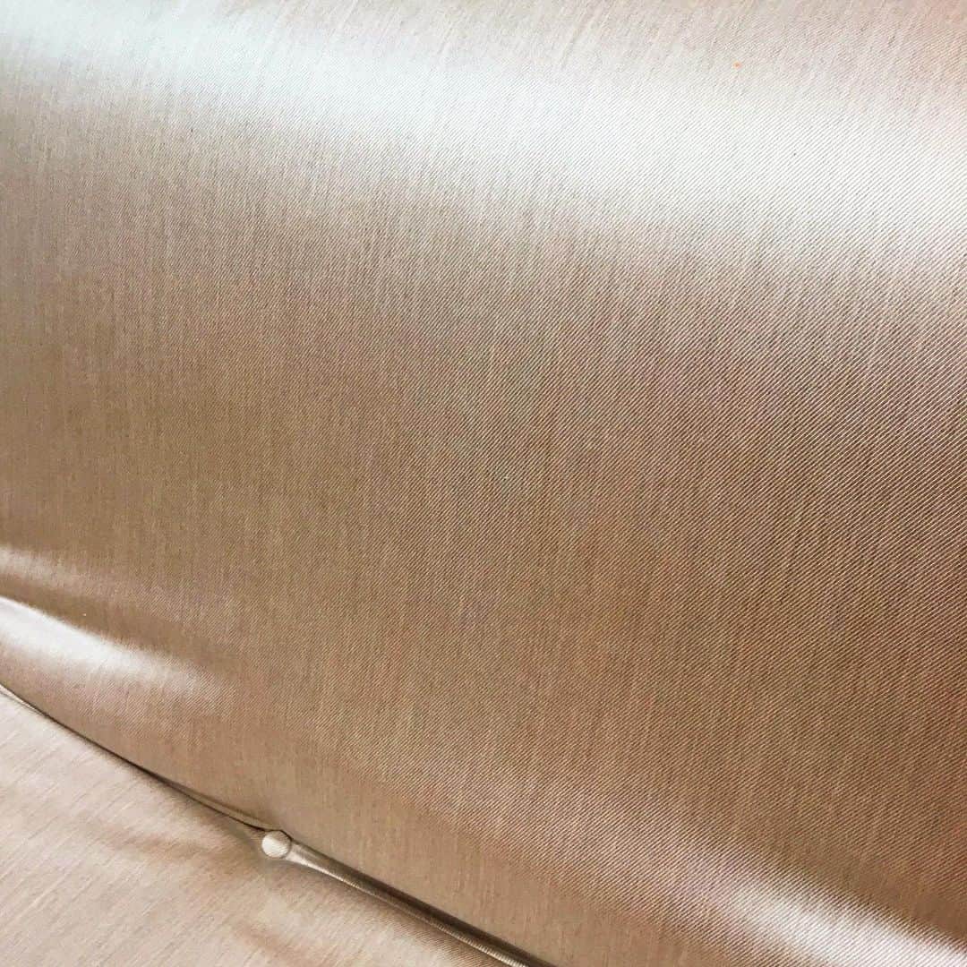 ligne roset shopさんのインスタグラム写真 - (ligne roset shopInstagram)「こちらはリラックス度の高いロゼカランソファ✨ リクライニングで〝ゆったり時間〟を一人占め出来ちゃいますよ✨  生地は人気のagora新シリーズ【TWITTEL】 光沢感もあってほんのりpinkです✨  カランはいろんなタイプがありますが、こちらの張り込みは何と言ってもデザインがとても美しいです！  ぜひあなただけのリラックス空間に✨  皆さま健康には気をつけていきましょう。  @ligneroset_jp #ligneroset#lignerosetginza#sofa#ginza#rosetcalin#life#interior#design#france#furniture  #リーンロゼ#リーンロゼ銀座#銀座#ソファ#インテリア#部屋#かわいい#おしゃれ#デザイン#素敵#ロゼ#ロゼカラン#リラックス#空間#デザイナーズ家具#家具#モダン」1月14日 19時00分 - ligneroset_jp_shop