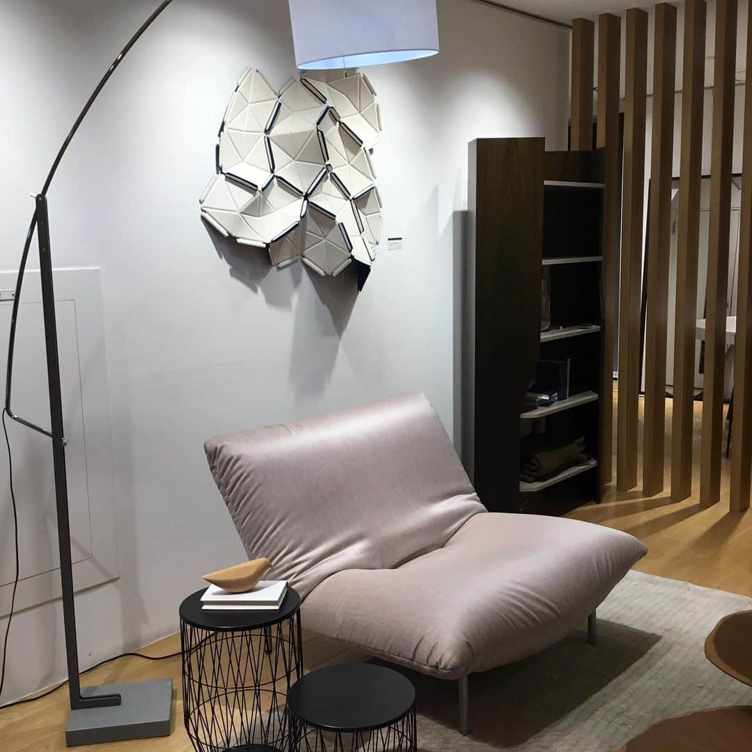 ligne roset shopさんのインスタグラム写真 - (ligne roset shopInstagram)「こちらはリラックス度の高いロゼカランソファ✨ リクライニングで〝ゆったり時間〟を一人占め出来ちゃいますよ✨  生地は人気のagora新シリーズ【TWITTEL】 光沢感もあってほんのりpinkです✨  カランはいろんなタイプがありますが、こちらの張り込みは何と言ってもデザインがとても美しいです！  ぜひあなただけのリラックス空間に✨  皆さま健康には気をつけていきましょう。  @ligneroset_jp #ligneroset#lignerosetginza#sofa#ginza#rosetcalin#life#interior#design#france#furniture  #リーンロゼ#リーンロゼ銀座#銀座#ソファ#インテリア#部屋#かわいい#おしゃれ#デザイン#素敵#ロゼ#ロゼカラン#リラックス#空間#デザイナーズ家具#家具#モダン」1月14日 19時00分 - ligneroset_jp_shop