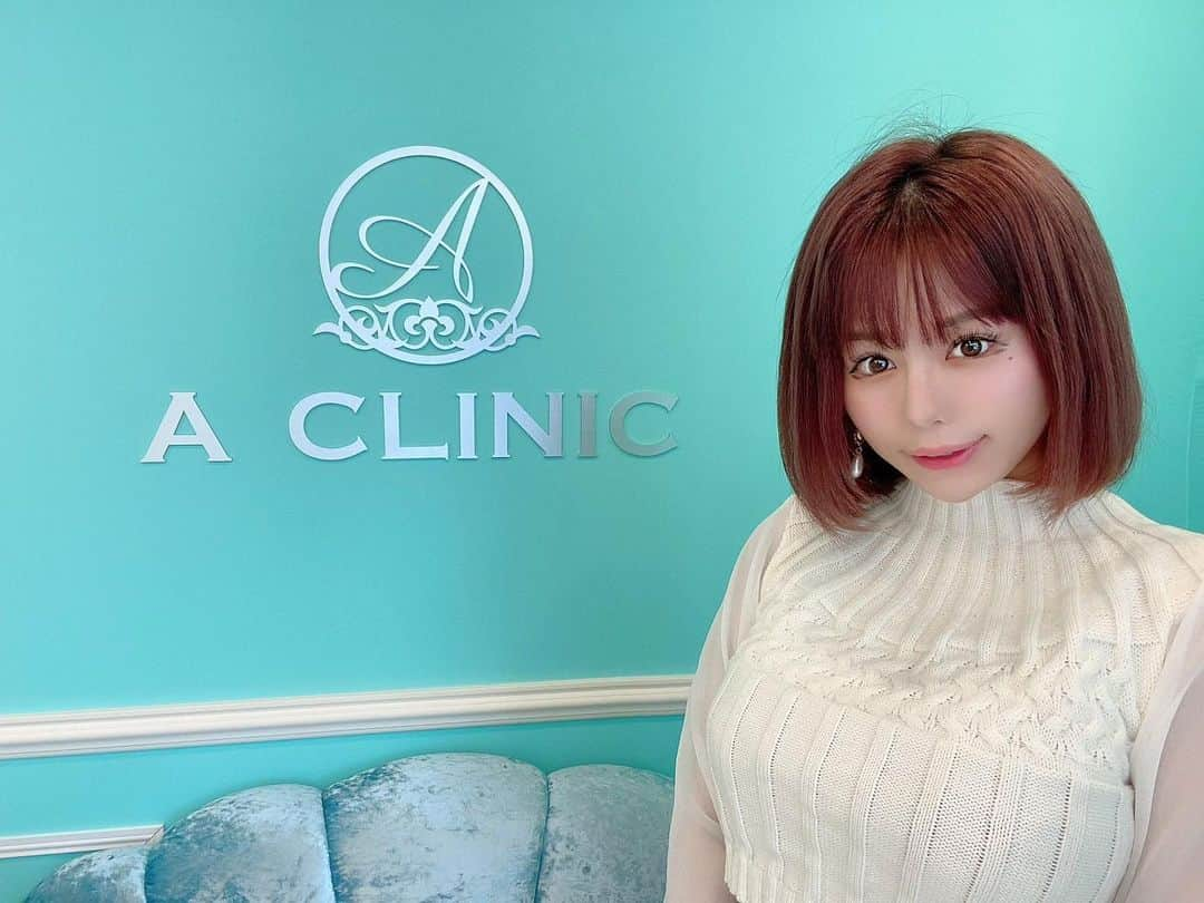 森カノンさんのインスタグラム写真 - (森カノンInstagram)「👀 #aclinic で谷口弘樹先生 @dr.taniguchi に パーフェクトアイズを施術して貰いました！ 私は元々吊り目で、メイクでいつも タレ目にしてたのでパーフェクトアイズは 私の悩みにぴったりな手術だなぁって思って 気になってたの！！！ . クリニックはシャンデリアが印象的で 内装がゴージャス！高貴な雰囲気💎 きらっきらだいすき！ . 待合室は個室なのでプライバシーの管理も ちゃんとされている感じっ👍🏻 . 先生も看護師さんもカウンセラーの方も みなさん優しく丁寧で安心して手術を行う事が出来ました。 . まだ手術を受けたばかりなので 経過もまた投稿しま～す！ . #aclinic #aclinic銀座 #aclinic横浜 #aクリニック #エークリニック #目尻切開 #目尻長め #目整形 #タレ目 #タレ目整形 #たれ目 #デカ目 #パーフェクトアイズ #グラマラスライン #グラマラスライン形成 #プチ整形 #整形#美容整形 #美容 #美容外科 #美容クリニック #谷口弘樹」1月14日 19時01分 - mkanon211