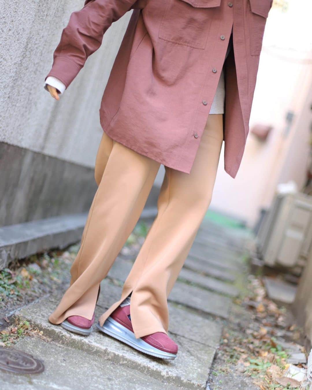 のインスタグラム：「本日はおニューのシャツを着ました👚 きゃわいー！ (アウターはダウン着てました) . シャツ：#CHIGNON(#chelseatokyo ) ニット：#POLOJEANS パンツ：#オパール東京  スニーカー：#NIKE ソックス：#beautyandyouth  . . #ootd #シンプルコーデ #シャツコーデ #メンズライクコーデ #ボーイッシュコーデ #一眼レフ #airmaxff720」
