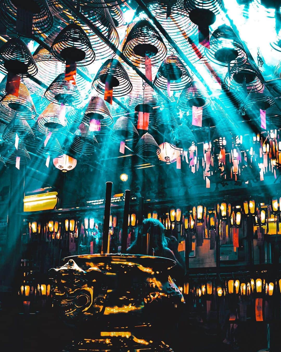 HAYAMI HANNAH ハナさん ど田舎のインスタグラム：「. Man mo temple 🇭🇰 Miss You so much! Miss HK so much!   Re-Edited   #hayamihannah  #DiscoverHongKong  #Picsofhk #香港 #instameethk⁠ #awesomehongkong  #hongkongphotography⁠ #unlimitedhongkong  #exploringhongkong⁠ #hongkongstreets  #hongkongnight  #hongkong  #hongkonglifestyle #hongkongstreetphotography⁠ #visualhongkong  #reframinghk  #Hongkongliving #StreetMobs #moodygrams⁠  #Adorama #Way2ill #yourshotphotographer  #localiiz  #thestreetpr0ject #TimeOutHK #capitalshooters  #DarkMobs  #ZolimaHongKong  #New_UrbanStreet #写真好きな人と繋がりたい」