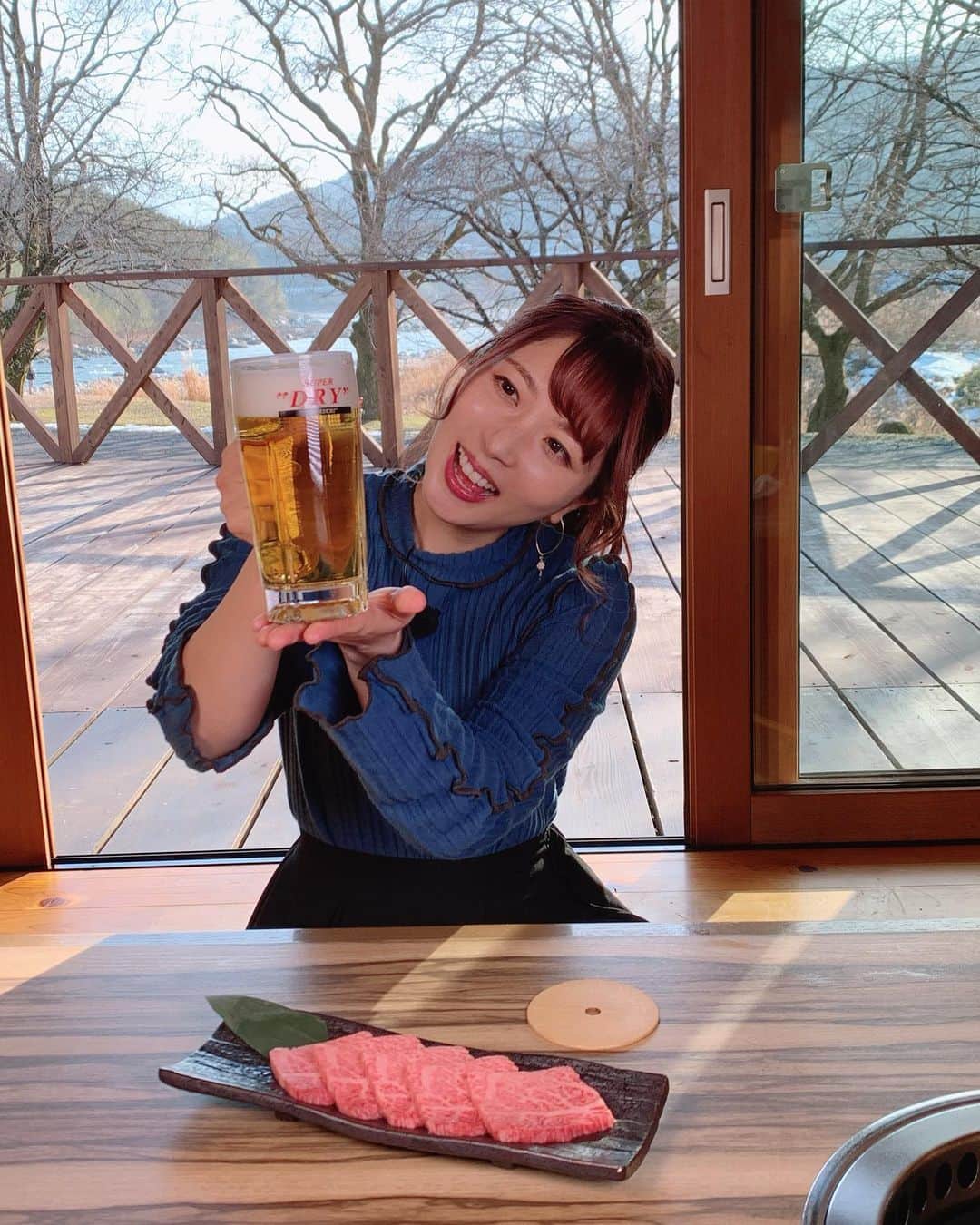のインスタグラム：「お肉の旨みたっぷりの信州牛と今日も生ビールが最高🍻  また木曽川のせせらぎも聴こえちゃったりして👂 景色もお店の皆様のあったかさも癒しの時間だったなぁ🌿  ジョッキを置かせてもらったコースターが可愛くて！！  近くにあるタカミネギターさんとのコラボで アコギの真ん中くり抜いた部分の木をコースターにしているそうな😳  番組では紹介しきれないけど お店のいろんなこだわりを感じてわさわさしてます☺️🍺  また後日放送お楽しみに〜✨  #CBC #うまいの極み #毎週火曜日 #ボス恋　#の後すぐ #焼肉そら　#木曽川 #信州牛　#生ビール #アサヒビール #スーパードライ #ビール女子　#ひとり飲み #感染予防対策しっかりして取材しています #タカミネギター  そんで今日のトップスは @studious_official」