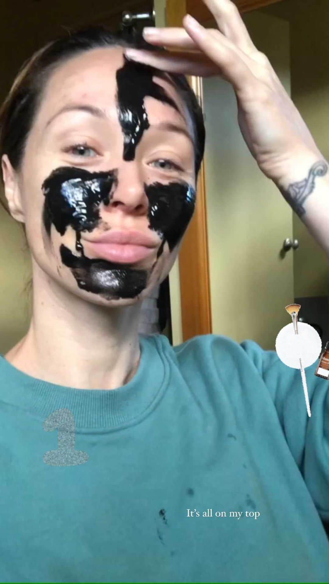 エミリー・スコットのインスタグラム：「A little home diy for the face and scaring my dog」