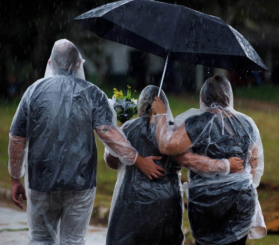 AFP通信さんのインスタグラム写真 - (AFP通信Instagram)「AFP Photo 📷 @fotomichaeldantas - Relatives attend a COVID-19 victim's burial under the rain, at the Nossa Senhora Aparecida cemetery in Manaus, Amazonas state, Brazil, on January 13, 2021, amid the novel coronavirus pandemic.⁣ .⁣ In Manaus there is a shortage of hospital beds as cases increased at an alarming rate. The city, with two million inhabitants, had already experienced nightmarish scenes in April and May, with mass graves and refrigerated trucks parked in front of hospitals to pile up the dead. But the situation is even worse in the beginning of 2021, since between January 1 and 11, at least 1,979 people were admitted to hospitals due to the virus, against 2,128 for the whole month of April, the worst since the start of the pandemic.」1月14日 19時16分 - afpphoto