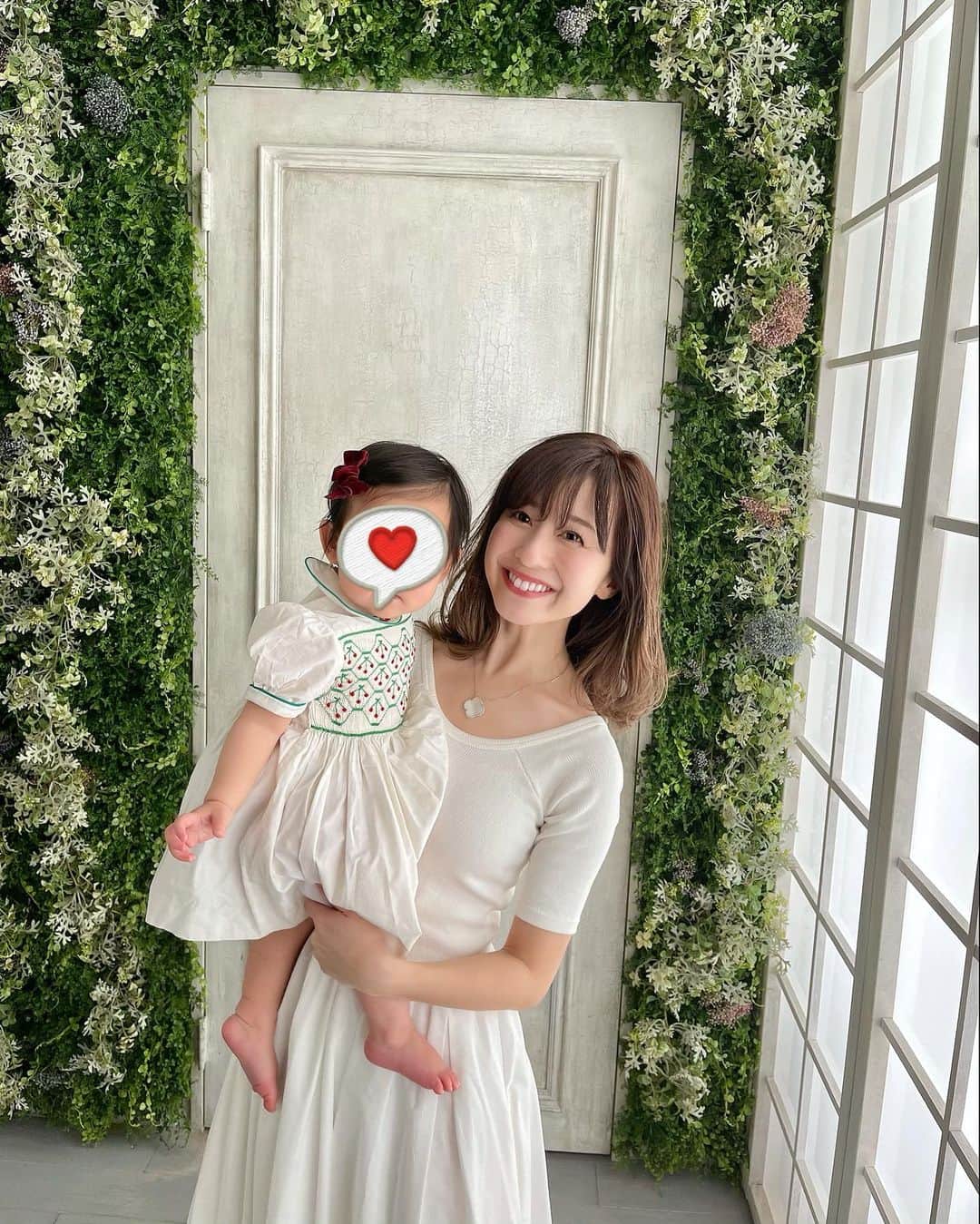 のインスタグラム：「・ 娘のバースデーフォトを撮りに行った時の写真です🎂🤍 お宮参りからずっと らかんスタジオで撮っています📸 撮ってくれるお姉さんたちの 娘を笑顔にする魔法が 本当に本当にすごくて👏🏻👏🏻👏🏻 後追い真っ最中の娘にも関わらず 母の出番はなしなくらいでした🤣❣️ 娘が着ているお洋服は 私が30年前に1歳のお誕生日で着ていたもの👗 両親が大切に保管していてくれたので 娘も着ることができました🥰 若干ぱつぱつでしたが🤣 よく似合っていたなあ🥰(親バカ炸裂 #バースデーフォト #らかんスタジオ」