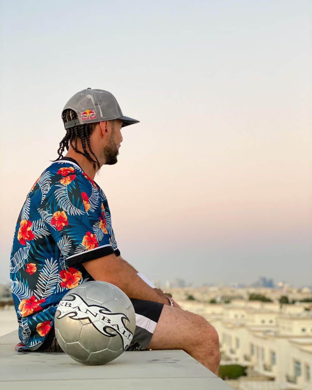 ショーン・ガルニエのインスタグラム：「Chilling with my girlfriend 😎 Her name : Pannaball 😍 🔸 #SeanGarnier #Urbanball #Urbanballer #Pic #Dubai」