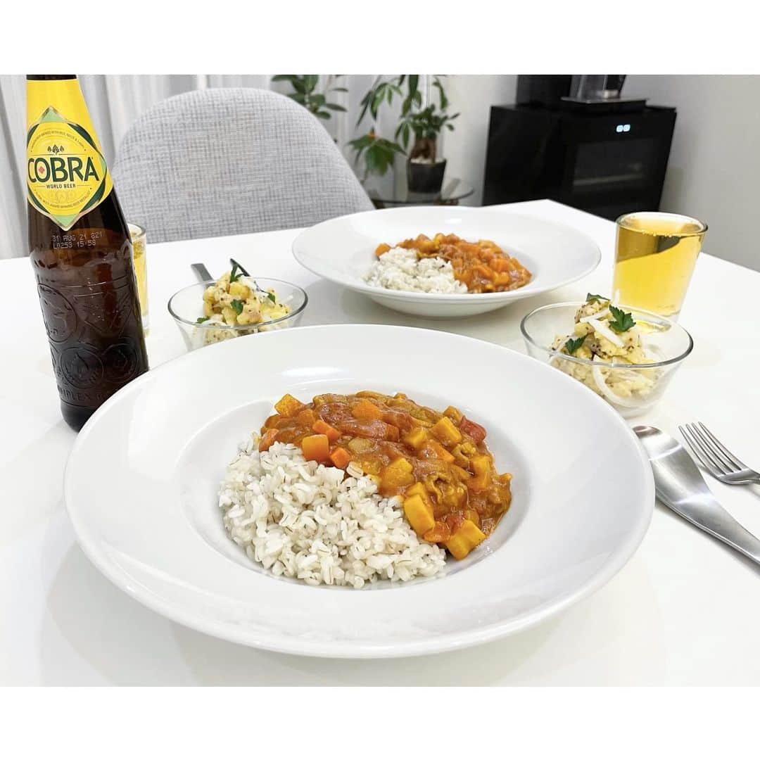 kumiのインスタグラム：「カレーが大好きで、毎回次の日も… と考えて多めに作るんだけどつい食べ切っちゃう。  我が家のカレーは トマト缶を入れたポークカレー🍅🐖＊  ジャガイモは入れない派で 食感をだす為に蓮根を入れてます。  カレーって家庭によって全然違うから 面白いし楽しい♡🍛  お供はカレーとの相性を追及して作られた イギリスのコブラビール☺︎☺︎」