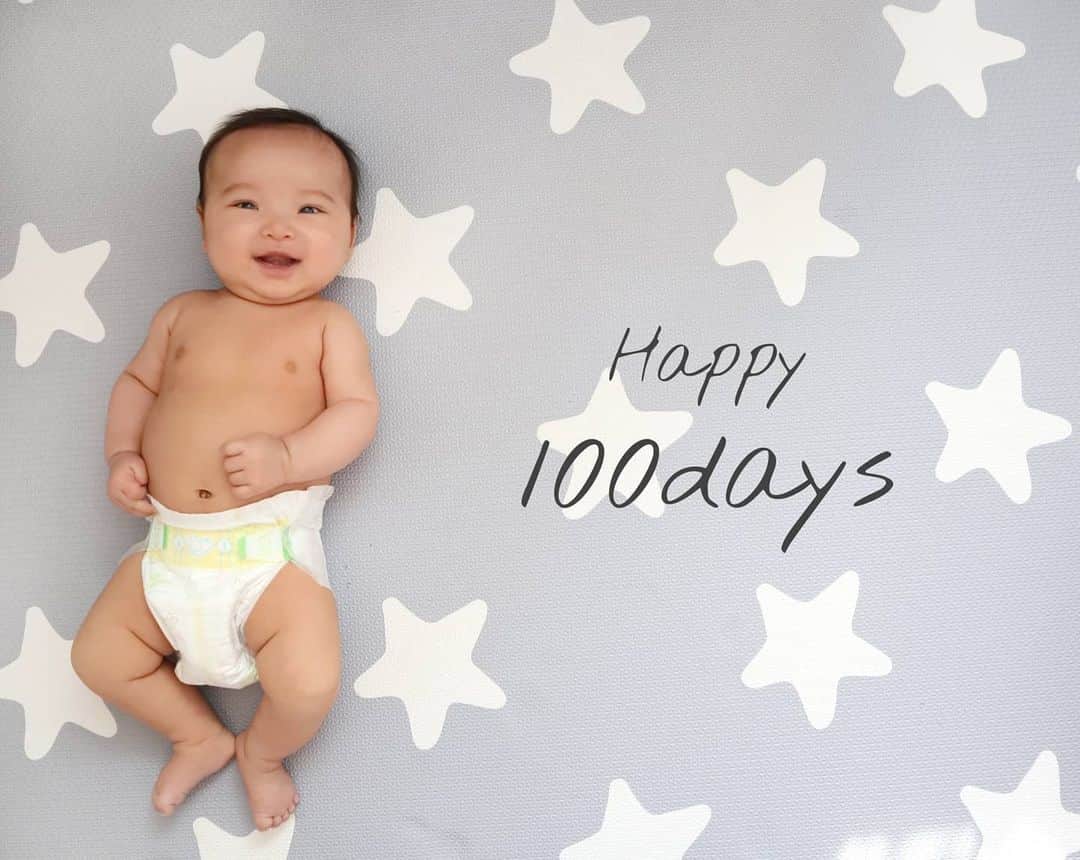 佐藤夏希のインスタグラム：「今日#生後100日 を迎えた浬くん♡ 浬くんに出会えて本当に幸せ💓 すばるんと一緒に遊べる日が楽しみだね😚💛  #男の子#男の子ママ#おやこーで #むすこーで #息子#息子ラブ #2歳#0歳#ママ#3歳差育児 #ママスタグラム#mama#mamastagram#ママリ#成長記録#3ヶ月ベビー #3months #2児ママ#兄弟#babyboy #justborn#3歳差兄弟 #100days #3ヶ月 #ベビスタグラム#記念日#月齢フォト #月齢フォトカード#100日」