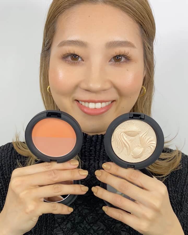 M∙A∙C Cosmetics Japanのインスタグラム：「【明日公式オンライン先行発売】 ソフトコーラルピーチとレッドオレンジの色合いが１つのパレットに入ったパウダー ブラッシュ デュオと、人気のフェイスパウダー"ダブル グリーム"が限定デザインで登場！スワイプしてスウォッチをチェック👉💕 ㅤ ■パウダー ブラッシュ デュオ: グッド ヘルス, グレイト ウェルス 税込¥5,280 ㅤ ■エクストラ ディメンション スキンフィニッシュ: ダブル グリーム 税込¥5,390 ㅤ *2021年1月15日(金) 公式オンライン先行発売 ※午前10時発売予定。システムの影響により、発売が多少前後する可能性がございます。何卒ご了承ください。 *2021年1月22日(金)全国発売 ㅤ #MACMoonMasterpiece #MACLunarNewYear #MACムーンマスターピース」