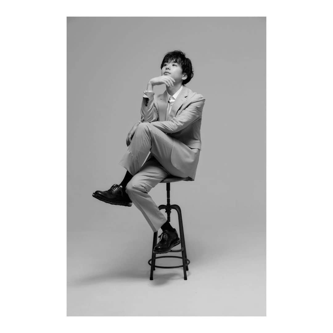 橋本淳のインスタグラム：「. 本日で34歳になりました。 皆様、たくさんのお祝いメッセージ ありがとうございます。  誕生日を家で迎えるより 現場で迎えるほうが好きなタイプです。 今年もそうなったので、 いい一年になりそうです。  34  小学生の頃には おじさんの歳だと思っていた年齢に そんなワタシも、すっかりなりました。  中身は小学校でジャングルジムの中で ひたすら、はしゃぎまわっていた頃と なんら変わりはありません。  余裕と柔らかさと狂気と遊び心を持った 変な大人になれるように、 日々、大切に歩んでいきます。  皆様にとっても、 素敵な一年になりますように。 ありがとうございます。  これからも、宜しくお願いします。  #橋本淳」