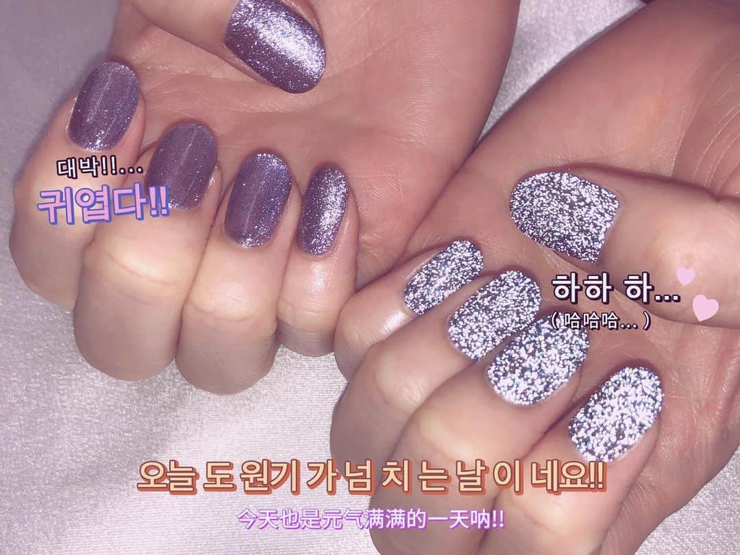 松崎博香のインスタグラム：「ネイル変わったよー💅🏻 Flash nailにしてみたよ✨ 名前の通りフラッシュで撮影すると ギラギラになるよ🥺🌠  通常時は青のネイルだよ💙  今回も(@cherielamer_eri )さんに 可愛くしてもらいましたよ✌🏻♡ いつもありがとうございます🥰 #フラッシュネイル #instagood #instapic #instalike #instagram #nail #Flashnail #ジェルネイル #맞팔 #맞팔해요 #좋아요반사 #좋아 #좋아요그램 #네일아트 #네일스타그램 #네일」