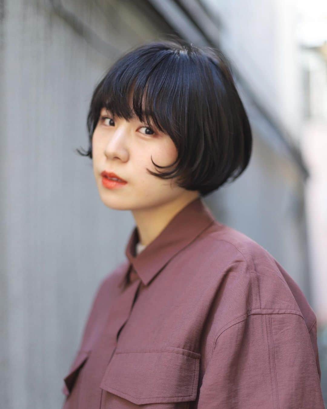 のインスタグラム：「マッシュショートにしたんですけど、どうでしょう？ 今日はほぼ、 @nor1.n さんにおまかせです☺️✨ もみあげクルンとご機嫌なセットしてもらいました！！！ . これまでの髪型はここにいっぱいあります→#のりphoto . . . . #ショートカット #ショートヘア #黒髪ショート　#マッシュショート #スタイル写真 #一眼レフ #撮影データ #光永 #ボーイッシュ #ショートヘアアレンジ #ボーイッシュショート」