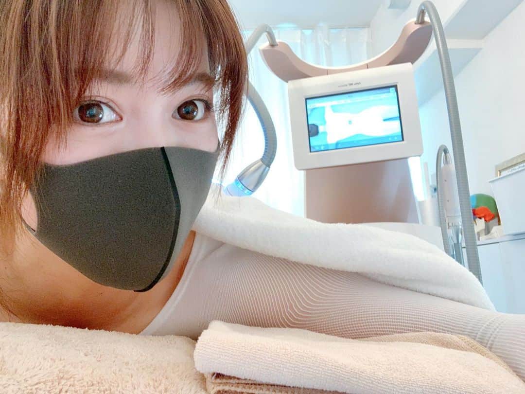 上坂由莉のインスタグラム：「. 今日はレッスンで大阪へ行ったので﻿ そのまま身体をほぐしてもらいにLuxe＋TKMへ💆‍♀️﻿ 最新のエンダモロジーが受けれるのと﻿ 大阪のエステの中では口コミが圧倒的上位で﻿ めちゃくちゃ気になってたサロンです👩✨﻿ @luxetkm ﻿ ﻿ エンダモロジーはお気に入りの施術やったので﻿ 東京にいた時もコース組んで月１で通ってたくらい☺️🌷﻿ 白い全身タイツ久しぶりに着た〜🤣💓﻿ そしてあの吸い付きが病みつきになる❗️﻿ ﻿ ﻿ セルライトの解消は運動も必要ですが﻿ 予防はできるても自分一人で無くすのは難しい…﻿ やっぱり機械を使って施術してもらった方が﻿ 格段に綺麗になります💖﻿ セルライトのケアをしながら全身の血流を促すので﻿ 冷え性の改善、代謝UPに凄くいい😍﻿ ﻿ ﻿ 東京の時に受けてた旧エンダモロジーの機械は﻿ ヘッドの部分を何回か変えて施術を行ってたけど﻿ 今日受けた最新のエンダモロジーの機械は﻿ 全ての肯定が同じヘッドのまま完結するの❗️﻿ Before、After撮っといてもらったら﻿ 反り腰が軽減されて腰回りの張りが柔らかくなってたし﻿ 右お尻の横への出っ張りが減って﻿ ヒップ全体が上にキュッと上がってたよ〜🍑🍑🍑﻿ ﻿ ﻿ エンダモロジーの後は初めて受けたTMキューブ❗️﻿ 筋肉運動になります…💪﻿ 筋肉運動といえばEMSのイメージですが﻿ EMSはアウターの筋肉に効かせて動かすんですが﻿ TMキューブは深層筋に効いてくれるみたい😍﻿ ﻿ ﻿ 背中、お腹、お尻、裏腿にパットを置いて﻿ 電気を流していくんやけど﻿ EMSと違ってすんごい動いてるわけではなく﻿ ちょっとしか動いてないのに凄く、凄く効く〜🤩🤩﻿ サロンのお姉さんにもっとあげよう❗️て﻿ 言ってもらって何回かに分けて少しずつ﻿ 強度を上げて行ってもらいました🥰﻿ 終わった後は本当スッキリ〜✨﻿ また大阪でレッスンある日に行きます😍😍﻿ ﻿ ﻿ #リュクスプラスTKM #心斎橋エステ #南船場エステ ﻿ #エンダモロジー #セルライトケア #トリドリベース﻿ #南船場エンダモロジー #心斎橋エンダモロジー #大阪美容﻿ #endermologie #pr #bodycare #cellulite﻿」