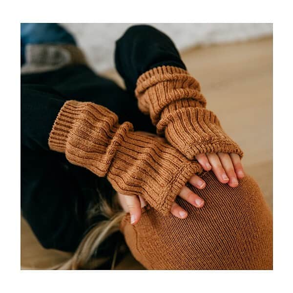 コレジアンのインスタグラム：「We have some warmth available for the season! Try our wool & cashmere accessories now!😍👌 . Nous avons de quoi vous réchauffer pour cet hiver ! Essayez nos accessoires en laine et cachemire dès maintenant 🥰 . Pictures @laralutzphotography @ninoaimom 😘 Styling : @alizee.clement  Home decor @julie_keyser_vannes  . #coldweather #madeinfrance #babyitscoldoutside #greatquality #softness #durable #douce #collegien #uniquehue #couleurunique #uniquecolor #mittens #woolandcashmere #headband #fashionaccessories」
