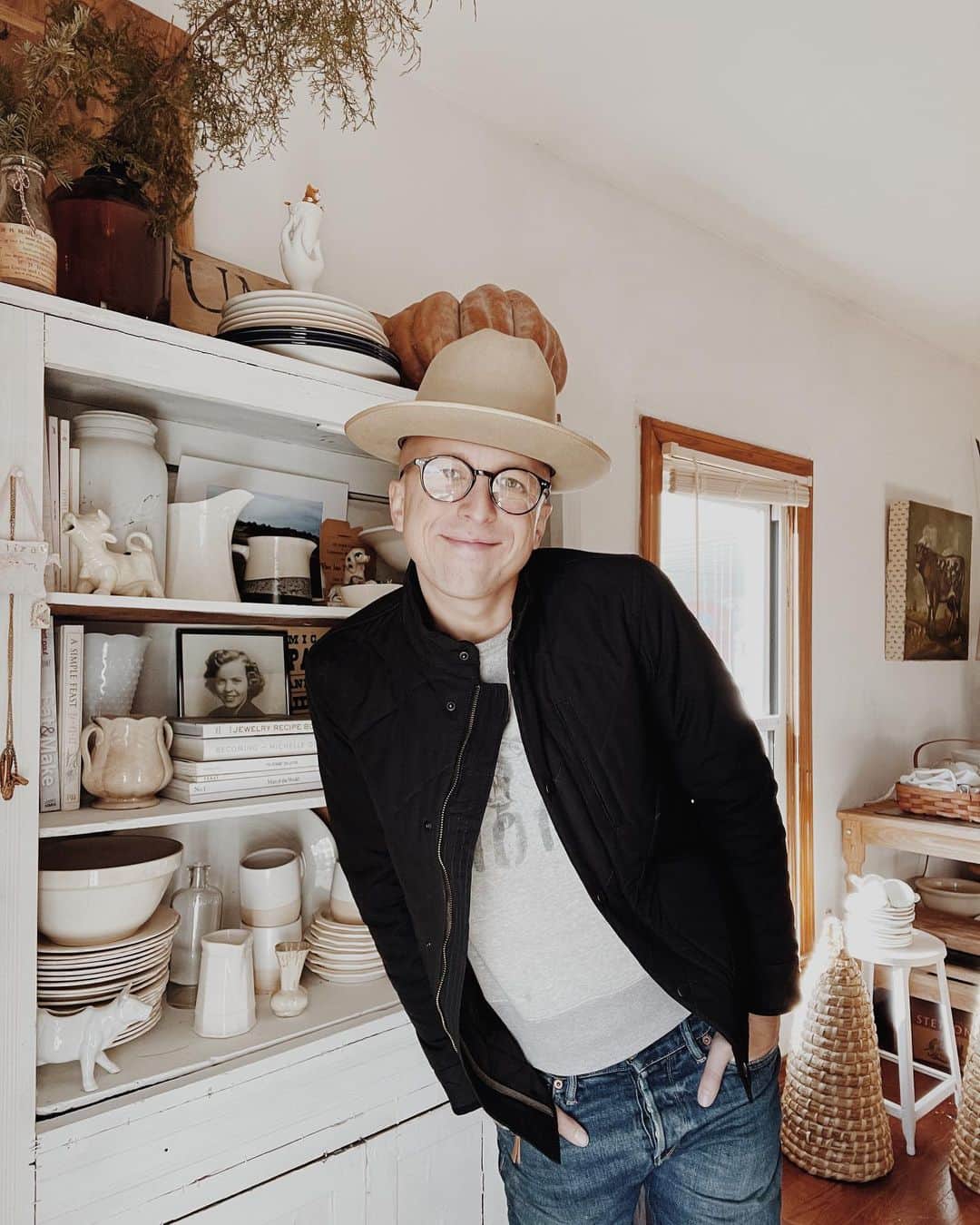FOLKのインスタグラム：「Hi! It’s me and it’s time for the 2020 review. 2020 was a year most would like to forget, but it was also a year we all learned to live slow, to bake bread, to garden, to sew, to dance, and to make our house a home. In a year filled with disaster after disaster it was a year where we were all forced to slow down and to celebrate and cherish the little things in life. I believe there are silver linings in almost every bad situation. 2020 was the year we brought FOLK back to life and returned to print. I am incredibly thankful for that and for each of you that has joined us. Today on the blog I am sharing my thoughts about the year that was. You can totally skip reading it, but for 2021 I am committed to sharing and writing more....so this is a start. I’ll share a link in the Ig story. These are a few of my favorite images I shot in 2020.」
