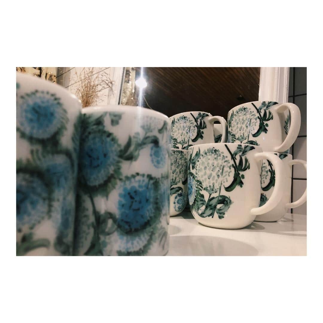イヴァナ ヘルシンキのインスタグラム：「On these cold days a cup of hot drink will keep you warm✨ @kultakeramiikka」