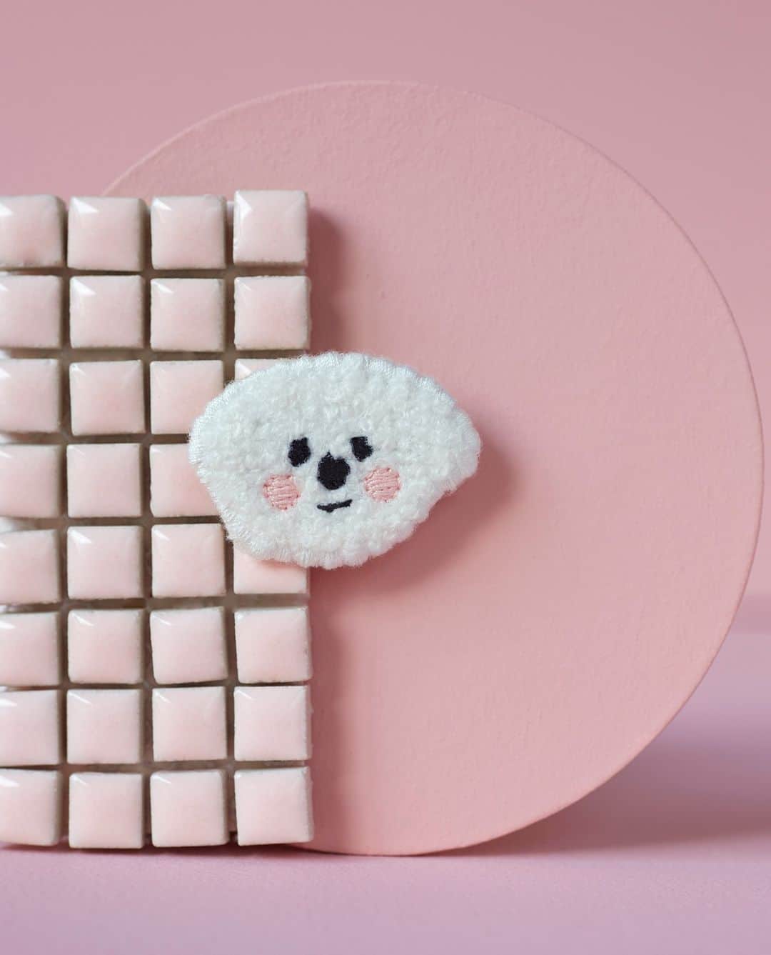 デプチオーのインスタグラム：「🌸 ROSIE 🌸⁠ ⁠ La broche Popino : elle va vite devenir notre fidèle compagnon ! On craque pour ses jolies bouclettes brodées 🥰⁠ ⁠ #despetitshauts #despetitshautsaddict #despetitsmoments #rosie #lavieenplusjoliedepuis20ans #lavieenplusjolie」