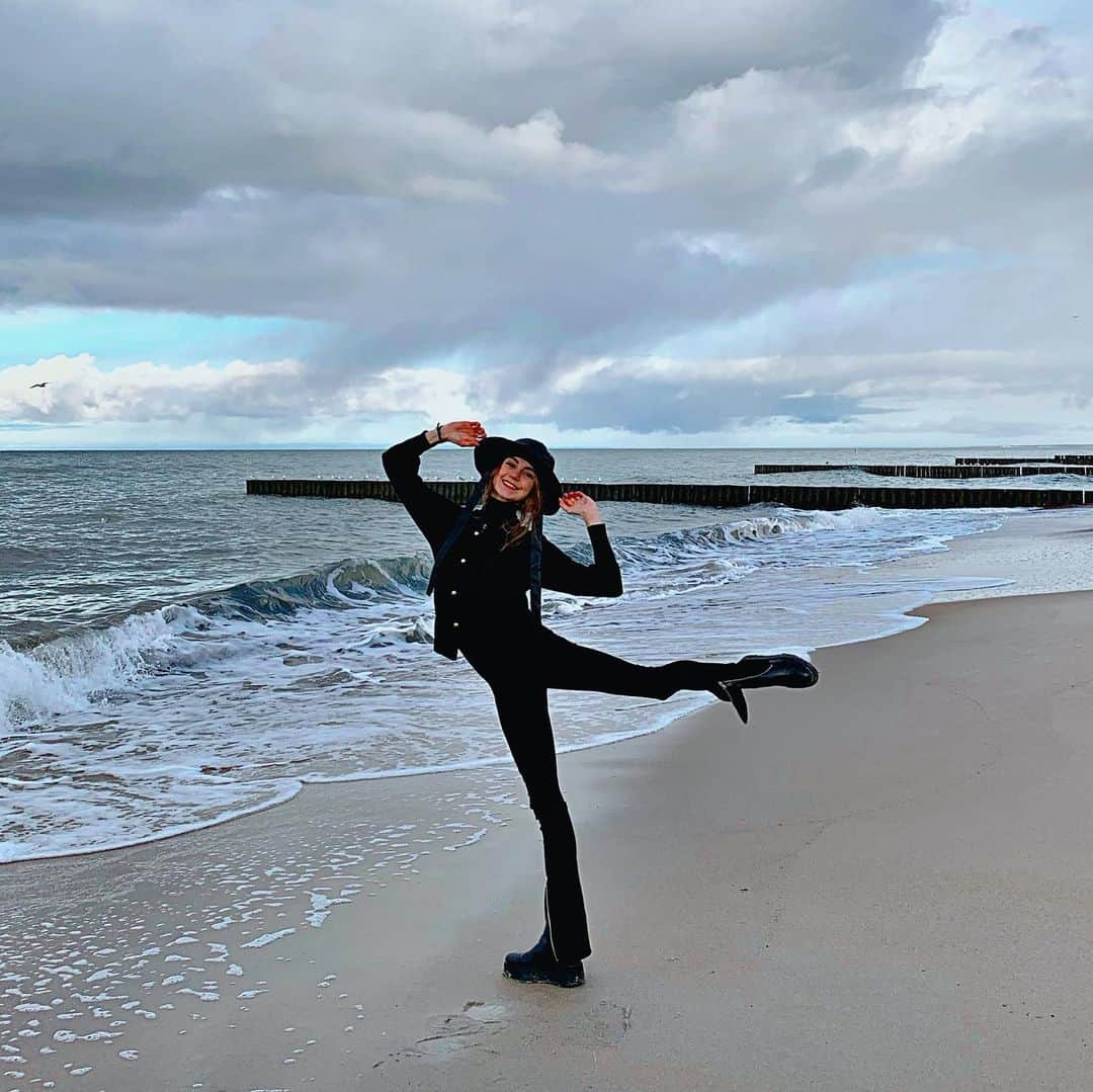 ダリア・イオノワのインスタグラム：「мне не холодно, но я замёрз 😂🌊」