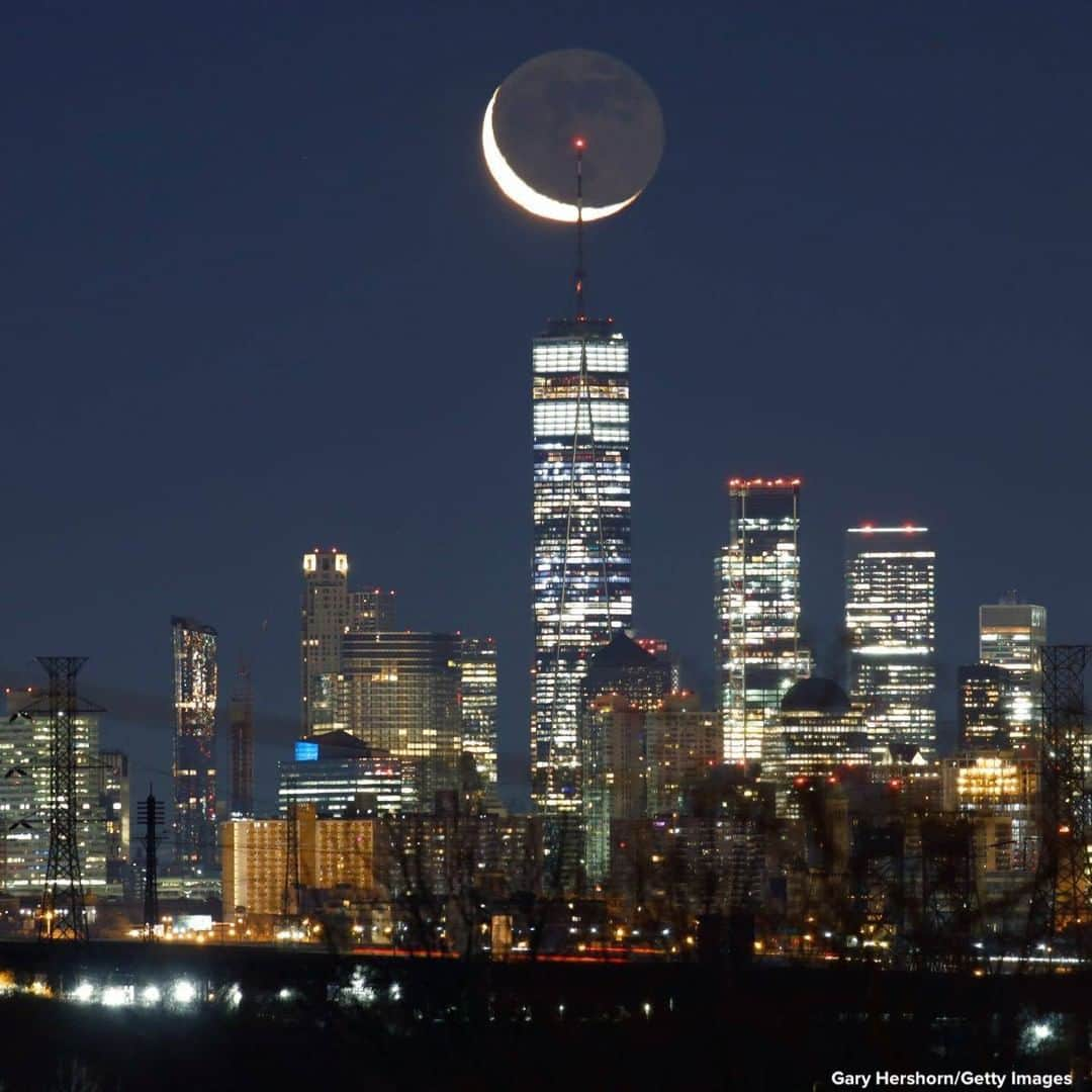 ABC Newsさんのインスタグラム写真 - (ABC NewsInstagram)「LOOK UP: Crescent moon above lower Manhattan and One World Trade Center in New York City, as seen from Kearny, New Jersey. #crescentmoon #moon」1月14日 19時33分 - abcnews