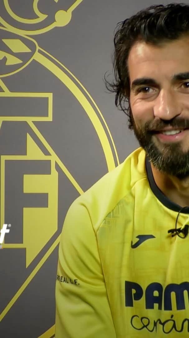 ビジャレアルCFのインスタグラム：「¿Con qué apodo se le conoce a @raulalbiol33 🤔? ¿Cuál es su película favorita 📽? ¡Conoce mejor al defensa gracias a @infisport 🤩👏! .  What is @raulalbiol33’s nickname 🤔? What is his favourite film 📽? Get to know the defender better thanks to @infisport 🤩👏!  #Villarreal #futbol #football #soccer」