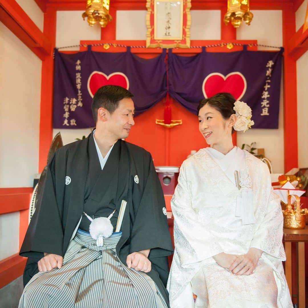 のインスタグラム：「. ❤️が溢れる恋木神社で永遠の愛を 誓えば、二人の絆もパワーアップ✨  恋木神社は何と‼️ 2021年の福岡県パワースポット でも取り上げられています👏 .  --------------------------- お二人で、ご家族で、 アットホームな和婚をご希望の方 お気軽に和婚スタイルへご相談下さい。  @wakonstyle プロフィールのリンクから HPをご覧頂けます。 --------------------------- #和婚スタイル #神社挙式 #恋木神社  #白無垢 #ハート #鳥居⛩  #2021年パワースポット #2021年婚さんと繋がりたい」