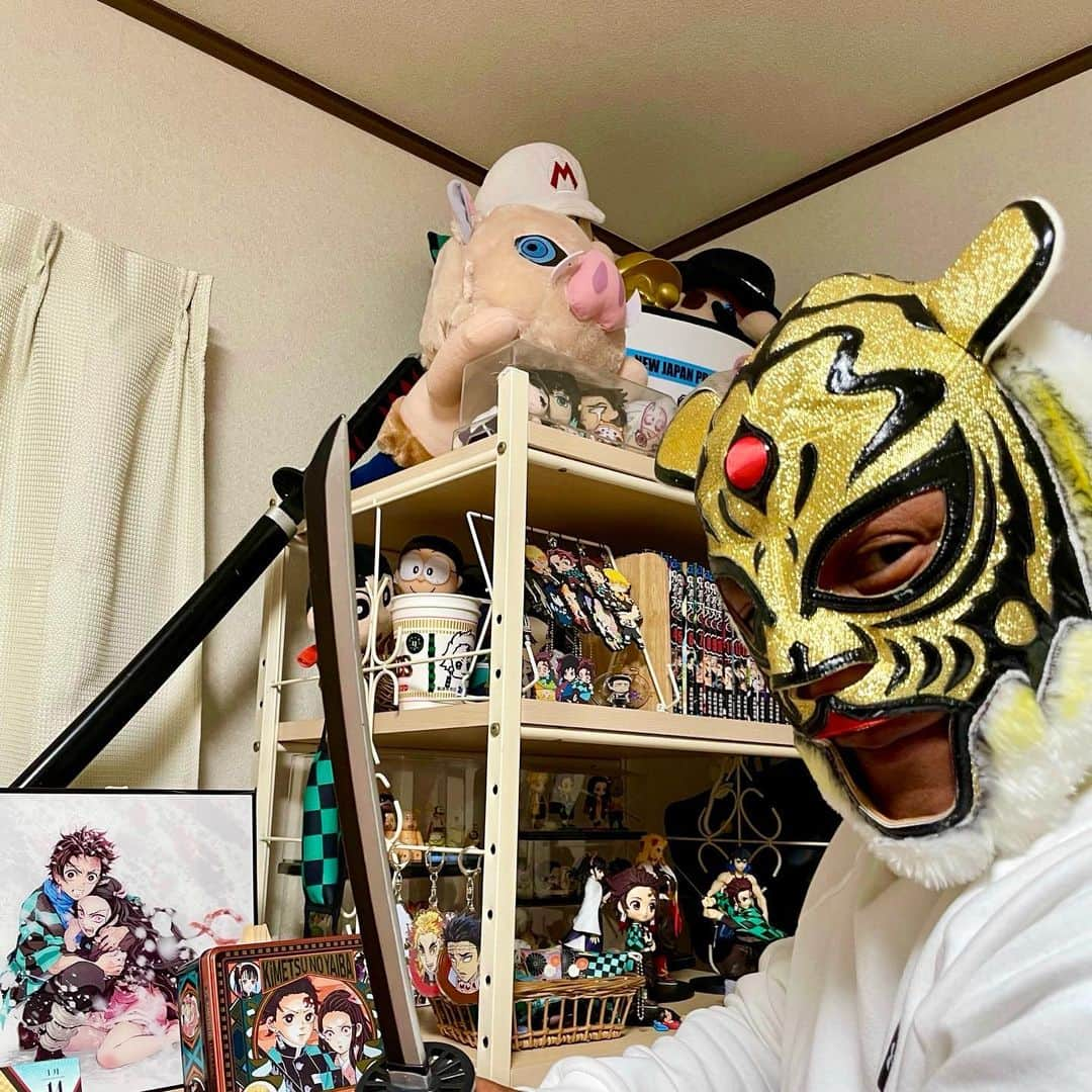 タイガーマスクさんのインスタグラム写真 - (タイガーマスクInstagram)「チビ虎's達の部屋に集められた、「鬼滅の刃」グッズ達❗️ 買ったものから、ゲーセンでGetしたものまで。 そりゃ、私の財布も空になりますわ😭 「このミニ日輪刀で叩き切ってやる‼️」とか何とか言っちゃって😝 以前も書きましたが、未だに登場人物はわかりません…😌 #タイガーマスク #tigermask #njpw #チビ虎 #鬼滅の刃」1月14日 19時26分 - tigermask.njpw_official