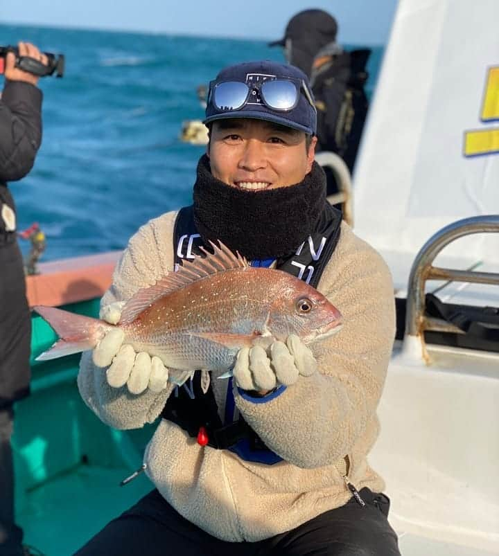 イ・ドングクさんのインスタグラム写真 - (イ・ドングクInstagram)「낚시에 매력에 빠졌어요🤣🤣 이제라도 알게되서 다행입니다🐟🐠🐙 낚시 재밌노ㅋㅋㅋ #도시어부2 #오늘밤9시50분 #채널A #참돔 #황금배지 #거문도 #낚린이 #쏨뱅이헤트트릭🤣 #열기」1月14日 19時27分 - dglee20