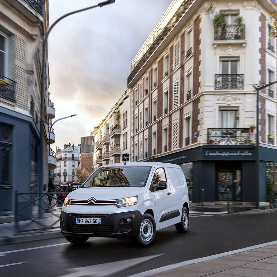Citroënさんのインスタグラム写真 - (CitroënInstagram)「The story continues… New Citroën ë-Berlingo Van 100% ëlectric and its range up to 275 km*, the result of a 100 years of Citroën innovation, the iconic van is here to ensure the success of your business. *WLTP #CitroënË_Berlingo #Van #ËlectricforAll #InspirëdByPro #Car #Businesscars #Instacar #CarofInstagram #Electric」1月14日 19時27分 - citroen