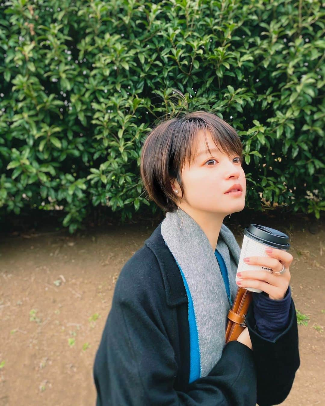 小林涼子さんのインスタグラム写真 - (小林涼子Instagram)「. 髪が伸びてきたよ！💇‍♀️ 生きてるなぁ、健康だなぁ 時間は進んでるなぁって実感。 あんなに悩んでいた事も 思い出す間がないほど恋焦がれてたあの人も 今では、うまく思い出せないように コロナも早く 過去になればいいのにな 今は我慢の時、ですね （撮影の時のみマスク外してます😷） 🙌 #ファミマカフェ #ほうじ茶ラテ #好き #ボブ #伸ばしかけショート」1月14日 19時29分 - ryoko_kobayashi_ryoko