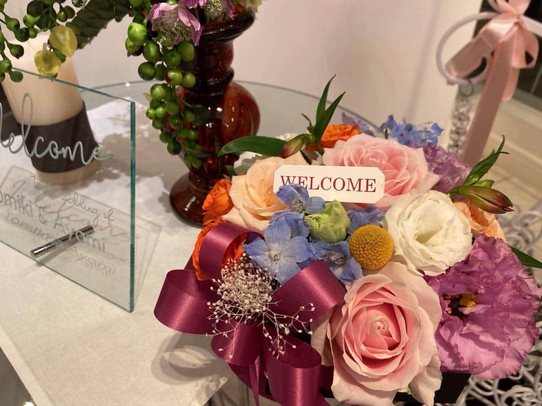 のインスタグラム：「受付に置くお花もフラワーコーディネーターとお打ち合わせをして決める事ができます💐💐 ゲストをおもてなしの入り口に素敵なお花を 受付後は受付を手伝ってくれた友人にプレゼントしても喜ばれるのではないでしょうか✨.｡.:*・ﾟ＋.｡.:*・ﾟ＋.｡.:*・ﾟ＋.｡.:*・ﾟ＋.｡.:*・ﾟ＋.｡.:*・ﾟ＋  是非、【#ロイヤルホールヨコハマ 】のタグを付けて投稿してください♪ * 公式instagramで紹介させて頂くことも…❤︎ * * このアカウントでは実際にロイヤルホールヨコハマで結婚式を挙げたお客様の実例を中心に投稿しています💐 * * その他、フェア情報なども随時シェアをしています💍 質問などありましたら、お気軽にお電話📞・DM📩お待ちしています🤵🏻👰🏻 * * #セントパトリックチャーチ #大聖堂 #赤いバージンロード #横浜 #みなとみらい #結婚式場 #プレ花嫁 #式場探し#卒花レポ #入籍 #ステンドグラス #大聖堂挙式 #大聖堂ウエディング  #結婚しました #式場見学 #ウエディングドレス #2021秋婚 #2021夏婚 #パイプオルガン」