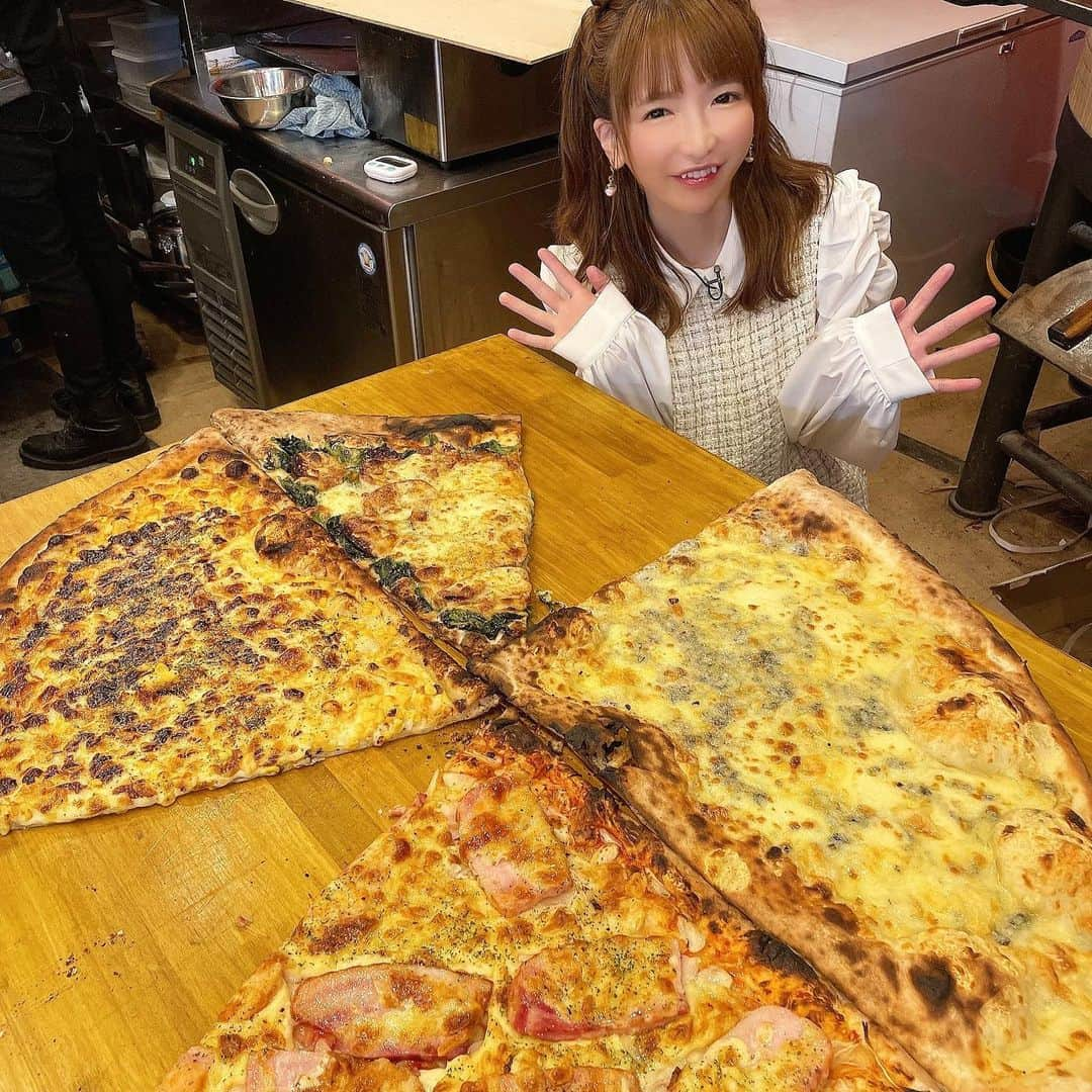 もえのあずきさんのインスタグラム写真 - (もえのあずきInstagram)「巨大ピザ🍕 #巨大ピザ#デカ盛り#デカ盛りグルメ #デカ盛りチャレンジ #デカ盛りピザ#pizza#bigpizza #大食い#教えてもらう前と後 #フードファイター」1月14日 19時32分 - moeazukitty