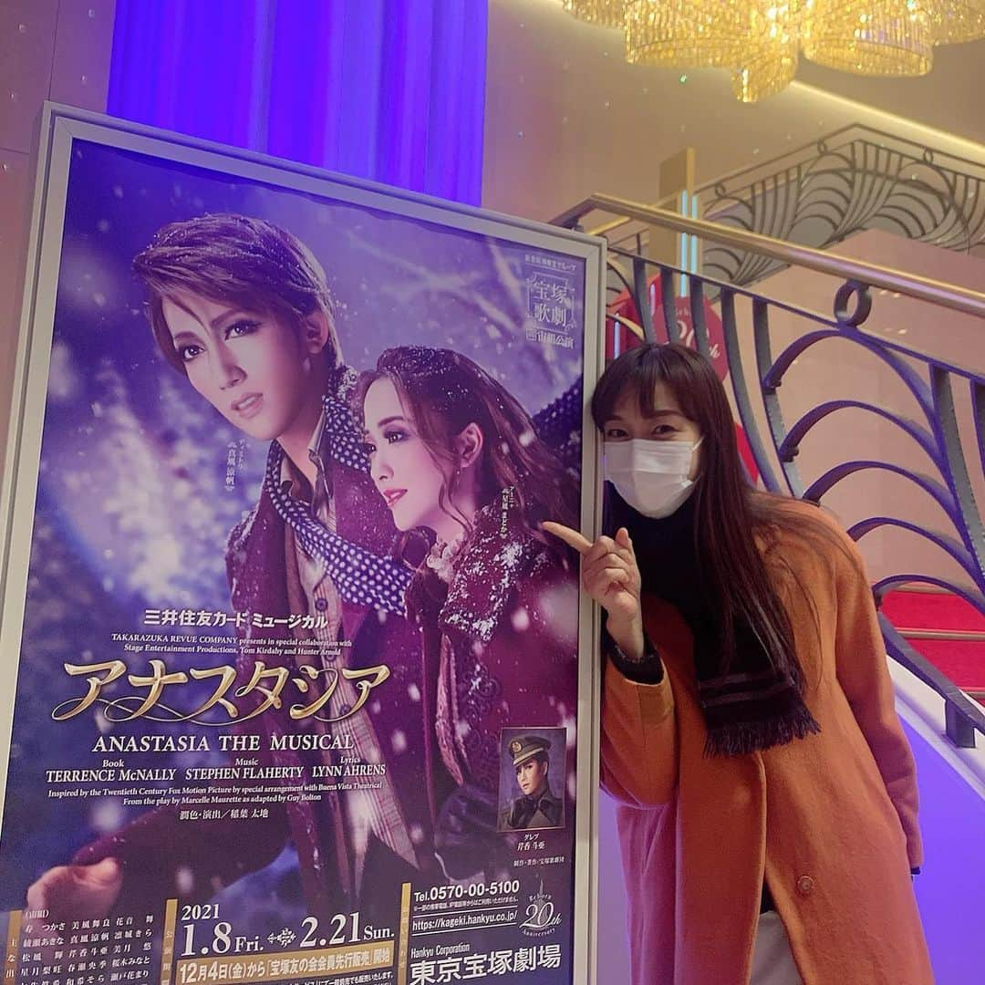 瑞羽奏都（水谷美月）さんのインスタグラム写真 - (瑞羽奏都（水谷美月）Instagram)「宙組観劇🎶  『アナスタシア』最高でした✨✨✨ もともとこのアニメーション映画が大好きだったので、演目発表された時、絶対見に行きたいと思っていた作品💕 観劇できて良かった〜😍  ディミトリ役の真風くんもアナスタシア役のまどかちゃんも、期待通りのピッタリの役所で…感無量です😭  もう一度アニメーション映画、見ようと思います👍  同期のちーちゃんのエトワールも歌声とってもとっても綺麗だったー✨✨✨心洗われました😂  ♪ Once Upon a December ♪ Journey to the past  しばらく頭の中をぐるぐるするだろうなぁ🥰  #宝塚 #観劇 #宝塚観劇 #宙組  #アナスタシア #anastasia  #ミュージカル #muscle #映画 #movie  #ディミトリ #真風涼帆 くん #アナスタシア #星風まどか ちゃん #エトワール #花音舞 #同期 #90期  #瑞羽奏都」1月14日 19時32分 - mizuki.m_mizuha