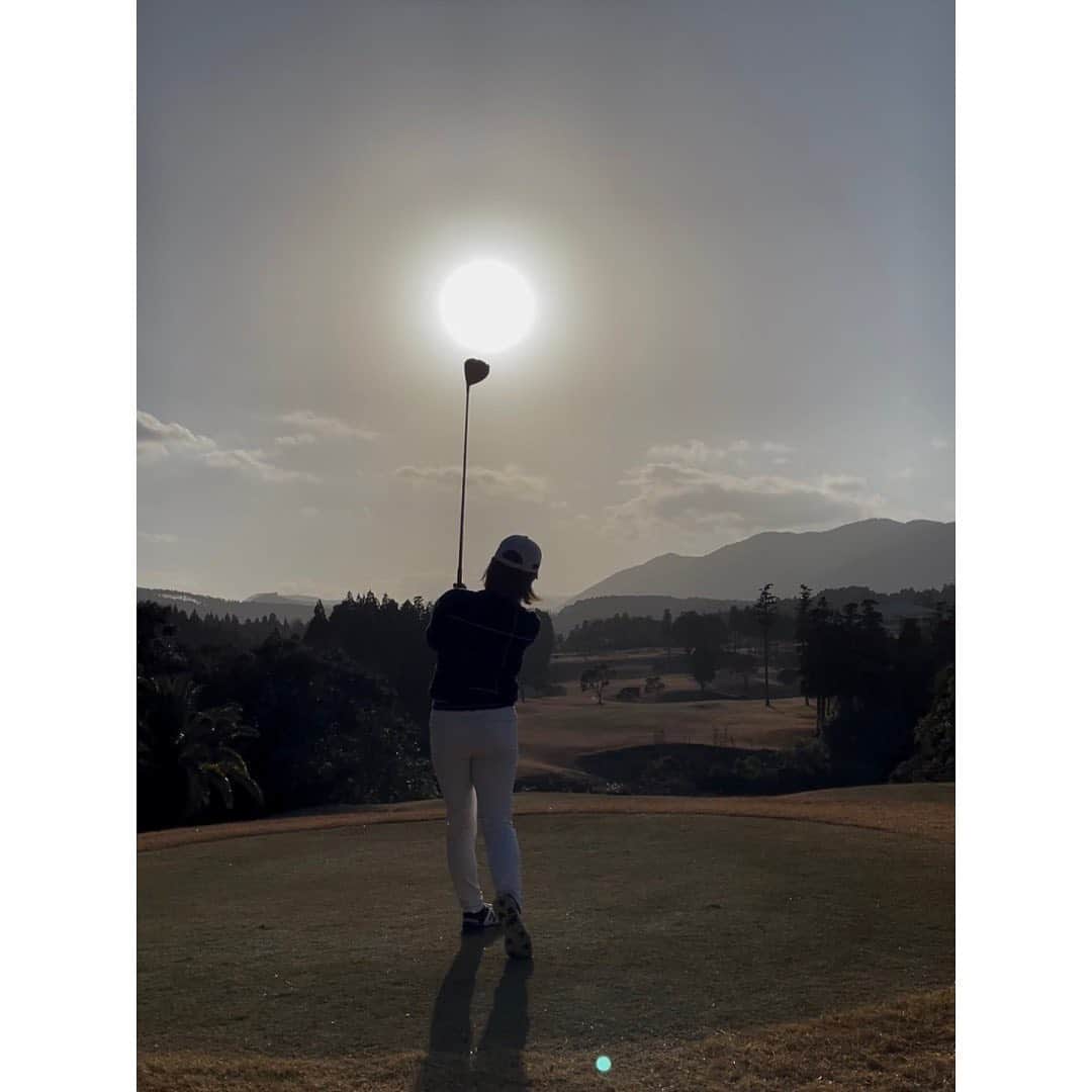 山内日菜子のインスタグラム：「． お久しぶりです！ 今日もいい練習ができました🏌🏻‍♀️ 毎日、感染予防をしながら、 トレーニング、練習を頑張っています！ そして、歯科矯正も始めたました！ 大変なことだらけですが、 ゴルフのためなので耐え抜きます🔥 頑張るぞーーー！  皆さんもお気をつけてお過ごし下さい😷  #ライク株式会社 #LIKE #panasonic  #コアグループ #CORE #シーボン化粧品 #CBON #大東建託未来アスリートプロジェクト #teamdaito #チーム大東 #TaylorMade #TaylorMadeGolf #newbalance  #newbalancegolf #宮崎レイクサイドゴルフ倶楽部」