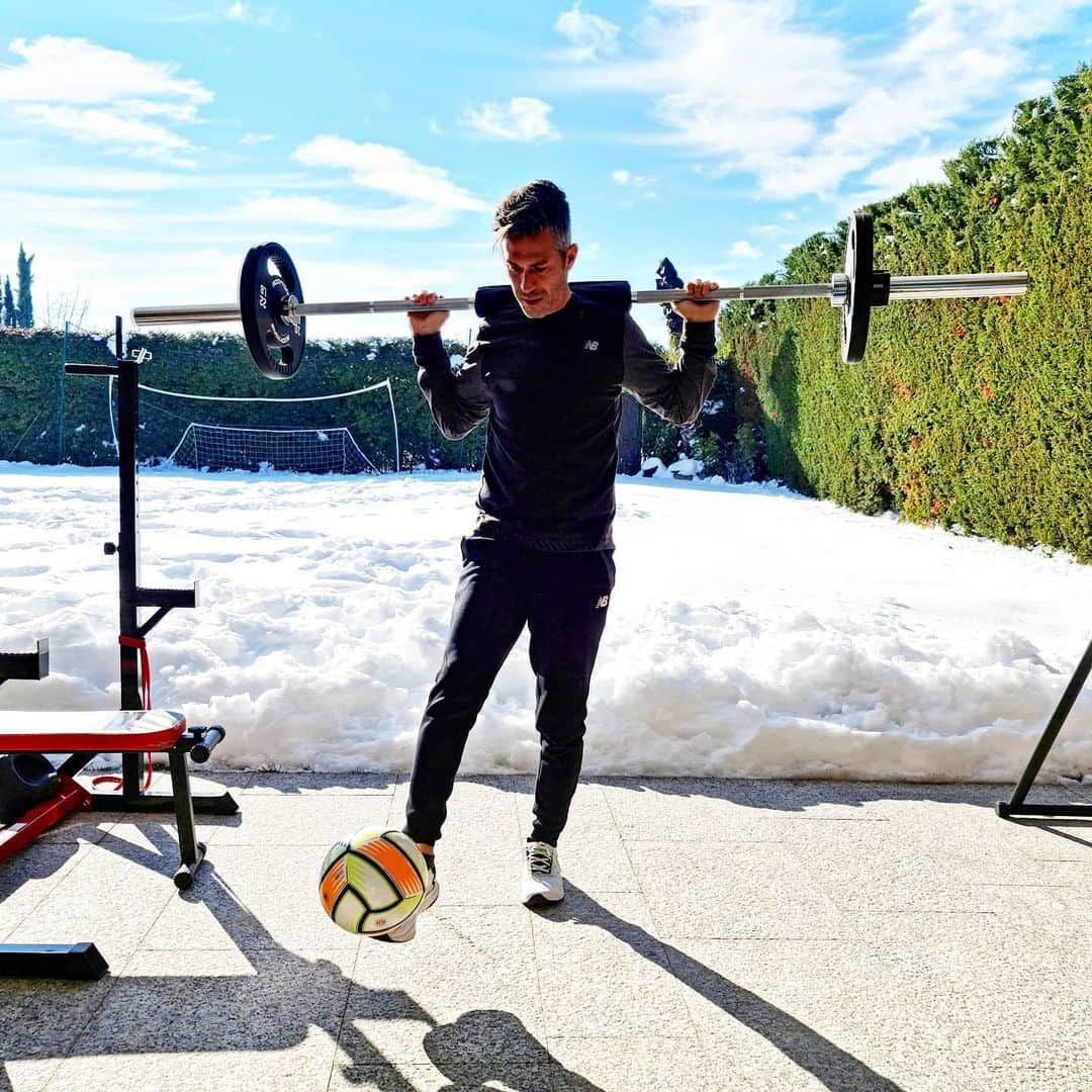 ルイス・ハビエル・ガルシア・サンスのインスタグラム：「Always liked to try things. Today, after the workout, I was juggling with the ball as always, to end the session and I though, let's try and mix them both. Left you a challenge on the stories... Can you do keep ups with weights on you ? Don't have to be too heavy but... let's give it a try !! #MoreThanaGame #challenge #nopainnogain」
