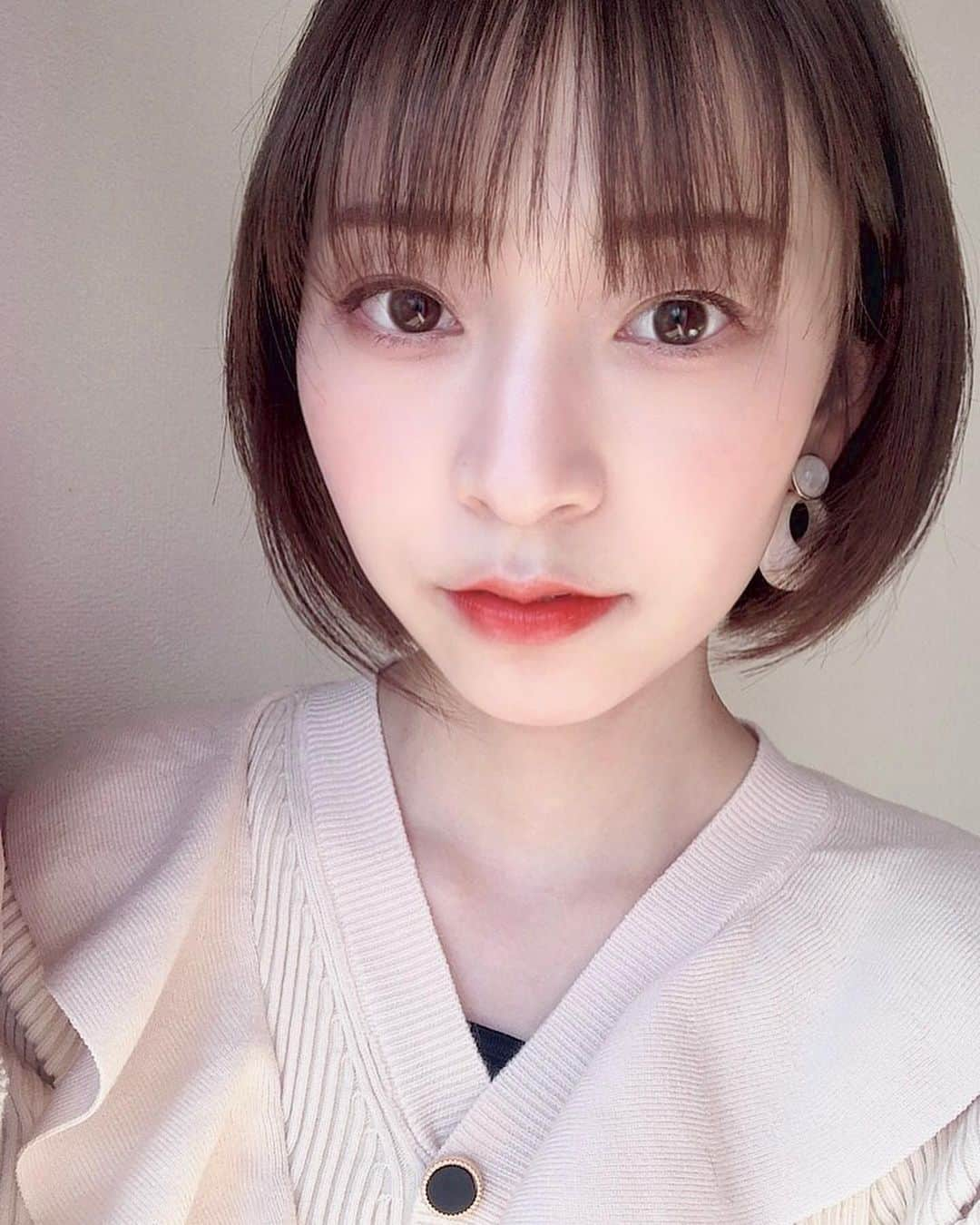 中嶋アンナさんのインスタグラム写真 - (中嶋アンナInstagram)「切りました💇🏼‍♀️❤︎  #ショートカット#ショートヘア#ショートボブ#ショートボブアレンジ#透明感カラー#インナーカラー#ミスコン #白ワンピ#フリルワンピ#サロモ #サロンモデル#サロンモデル東京 #サロンモデル撮影#東京美容室#銀座美容室#haircolor #haircut #hairstyle#makeup #selfie #neilart #fff#f4f #いいね返し」1月14日 19時34分 - jwc2020_no4