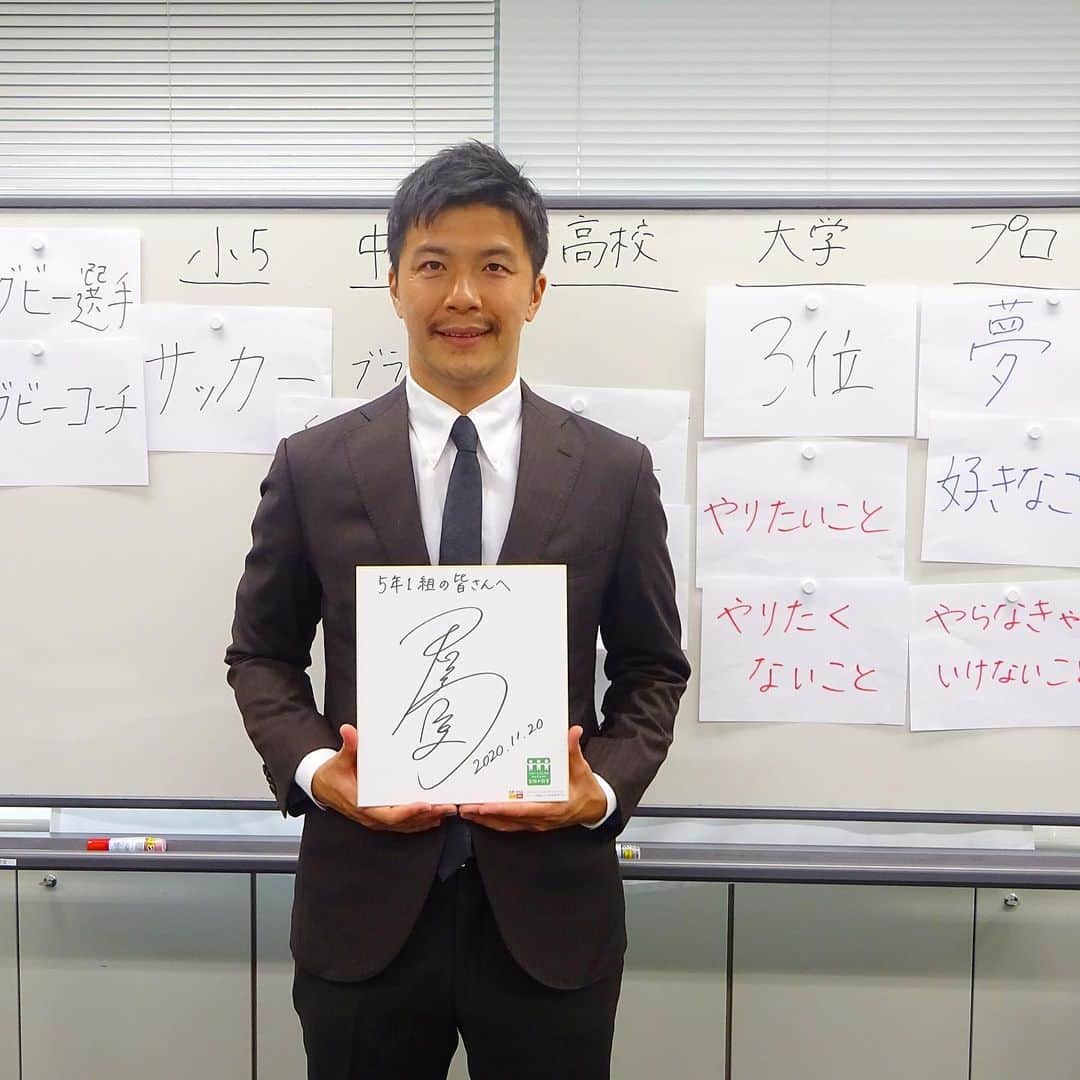 君島良夫のインスタグラム：「スポーツこころのプロジェクト 夢先生として登壇しました。本来なら学校に行って、一緒に運動して、教室で語り合うプロジェクトですが、今回はオンラインで実施。子供たち1人1人からメッセージシートをもらって、心を込めて返事を書きました。僕の話や経験が、子供たちの心に少し残ったら嬉しいなぁ。」