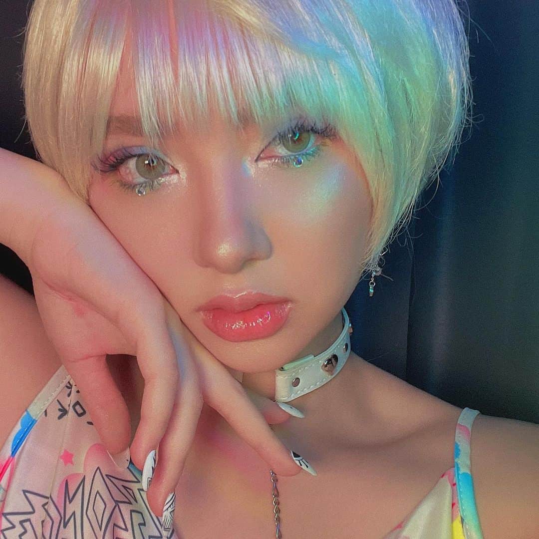 ヤンニーン・ワイゲルのインスタグラム：「✨เบื่อจังโว้ย🌈✨  i am ✨bored✨」