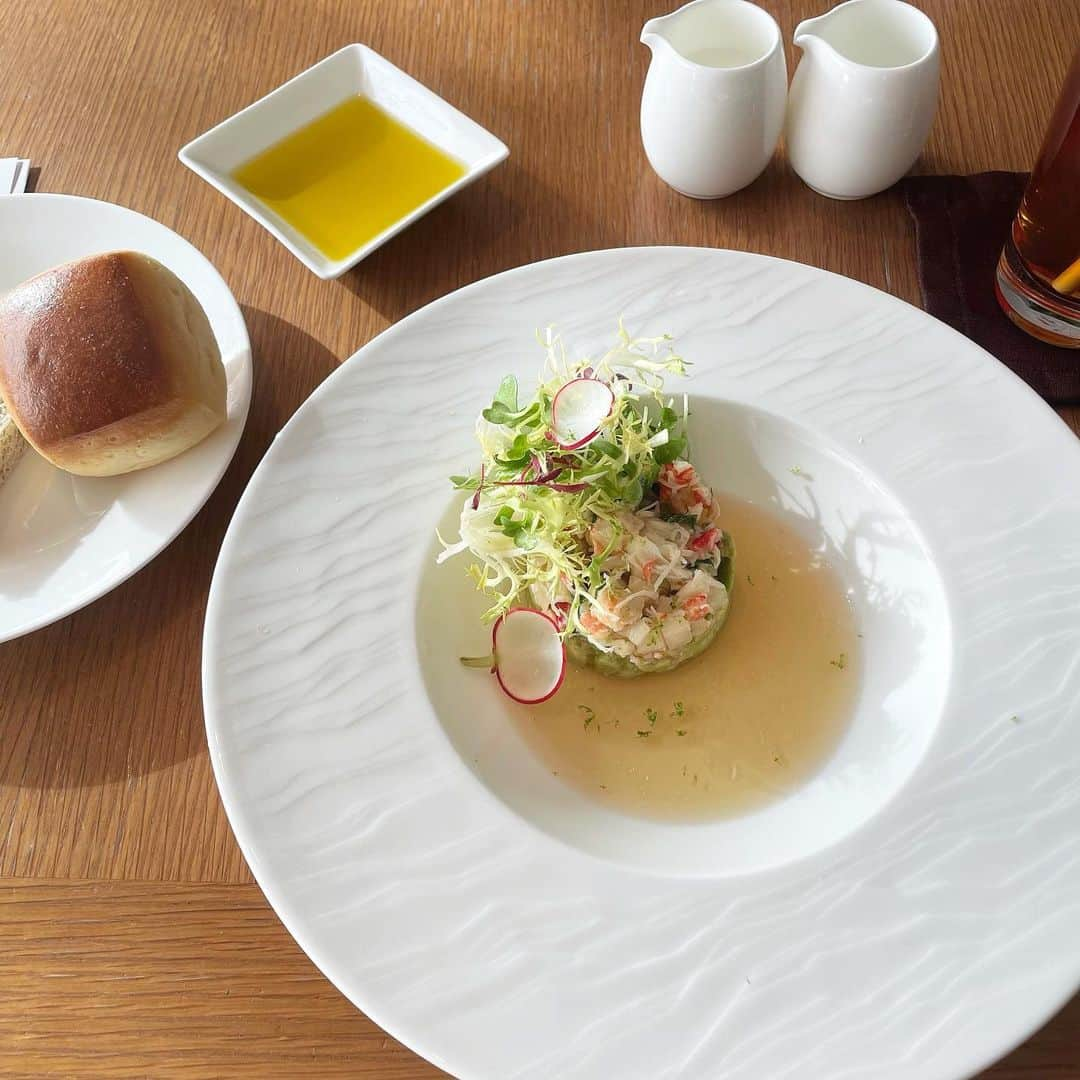 森田真理華さんのインスタグラム写真 - (森田真理華Instagram)「先日、仕事の合間の ひとりランチ🕊 . コロナ禍で群れないことにな 慣れてしまって 今まで以上にひとりで どこへでも入れそうです☺️ . ひとり〇〇 どこまで行けますか？🙂 . . #お一人様#大得意 #ランチ」1月14日 19時37分 - marika__morita