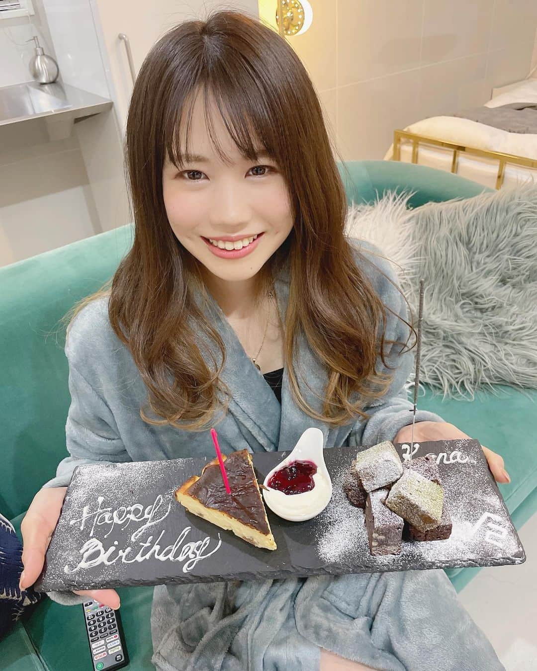 毛利佳納子さんのインスタグラム写真 - (毛利佳納子Instagram)「♔.ﾟ 誕生日に泊まった SNSで話題の京都のホテル @the_root2_hotel ♡ . 本当に、めちゃくちゃ可愛かった！！ エントランスからオシャレすぎて感激！ この写真はお風呂場です🛁 おしゃれすぎませんか🤤 バスローブももふもふでした🤤💕 朝ごはんも美味しすぎたし、なんと 誕生日ケーキまでいただきました、、！ 幸せすぎた🥲ありがとう🥲💕💕 . 近くにあった東寺の紅葉ライトアップも行けて 大満足でした！ 12月の話なのでもうライトアップ終わってますが🤣 徒歩3分のきょりだったので、このコース おすすめです.｡.:*･'(*°∇°*)'･*:.｡. . . #京都 #theroot2hotel #東寺 #東寺ライトアップ  #京都ホテル #ホテル女子会 #バスローブ」1月14日 19時38分 - kanako_mouri