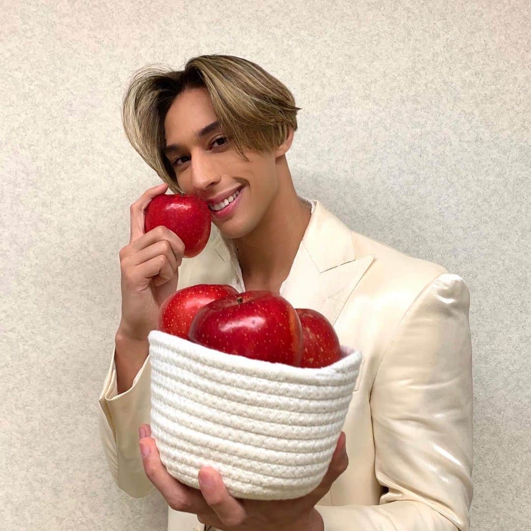 當間ローズのインスタグラム：「當間ローズと松村農園のふじりんごのスペシャル企画🍎  「日本で最も美しい村連合」に認定されている、長野県にある人口5000人の中川村で果物農園を営む松村栄一農園さんとご縁があり、とっても美味しいふじリンゴを取り寄せています。松村農園のリンゴは、太陽の光をたっぷり浴び、愛を沢山注がれて大切に育てられています！ お味は僕のタイプ、甘酸っぱく蜜がたっぷりでジューシー！😋  今回の企画は松村栄一農園のリンゴを販売している通販サイト「うれしな便」さんが、 僕のフォロワーさん100名に、リンゴ3個を プレゼントしてくれるという企画😊  そのまま食べるのもいいし、アップルパイとかもいいし、お肉食べる人ならリンゴちゃんの酵素でお肉を漬けて柔らかくしたり、ダイエットしてるなら、朝リンゴダイエットでお通じリズムを整えて痩せやすく太りにくい体質を作ったり、又は夜リンゴダイエットで美味しく低カロリーのリンゴを食べて夕食の摂取カロリーを抑えて寝るだけでダイエット^ ^  ●応募方法は● 僕のインスタとうれしな便のインスタを両方フォローするだけで、抽選で100名の方に ローズリンゴが当たる🌹🍎  ぜひインスタを見て応募してみてね🌹 ↓  ＠uresinabin   🌹querem ganhar maçã de graça🌹  Quem quer ganhar maçã de graça!? 🍎 Estarei dando 3 maçã para 100 pessoas que seguirem meu Instagram e o Instagram do ＠uresinabin !!!!! Sigam a gente e ganha umas das maçãs mais gostosas do Japão “Fuji Ringo”😊🍎  #ローズのりんご　#うれしな便　#松村栄一農園　 #りんご　#apple #myfavorit #當間ローズ #愛と筋肉のハイブリット #ラテンの貴公子 #ラテン #ハーフ #モデル #toumarose #singer #Artist #Model #Tokyo #Brazilian #brasil #italian」